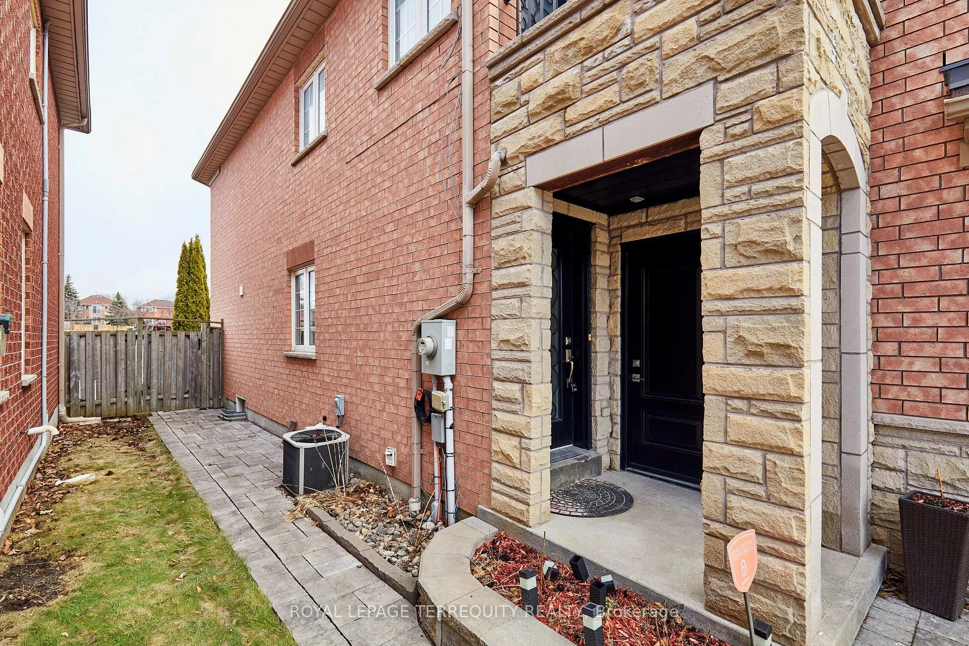 Photo 3 of 254 Willowbrook Drive, Whitby, Pringle Creek — HOMEH