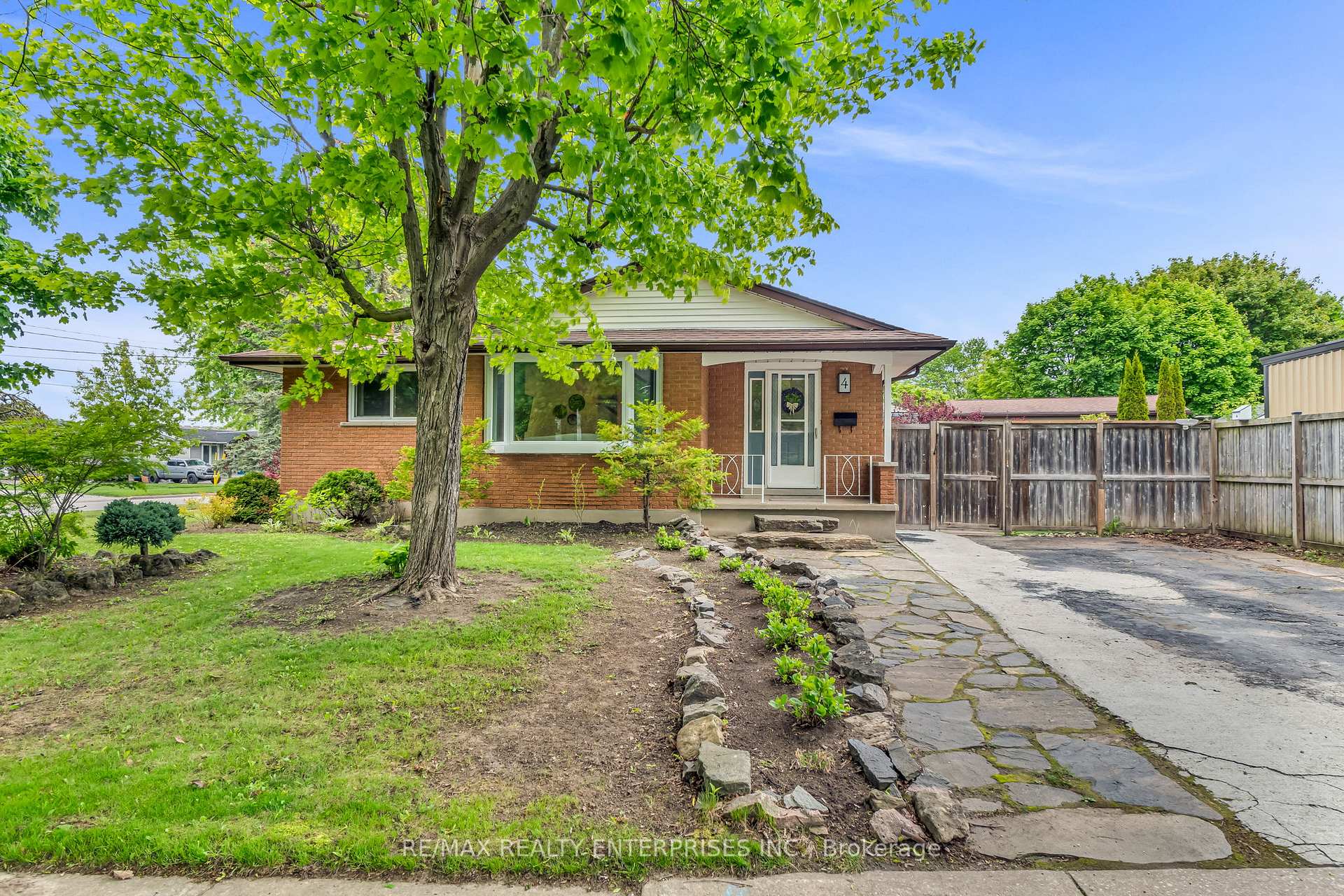 Photo 1 of 4 Blackbird Crescent, Guelph, Victoria North — HOMEH