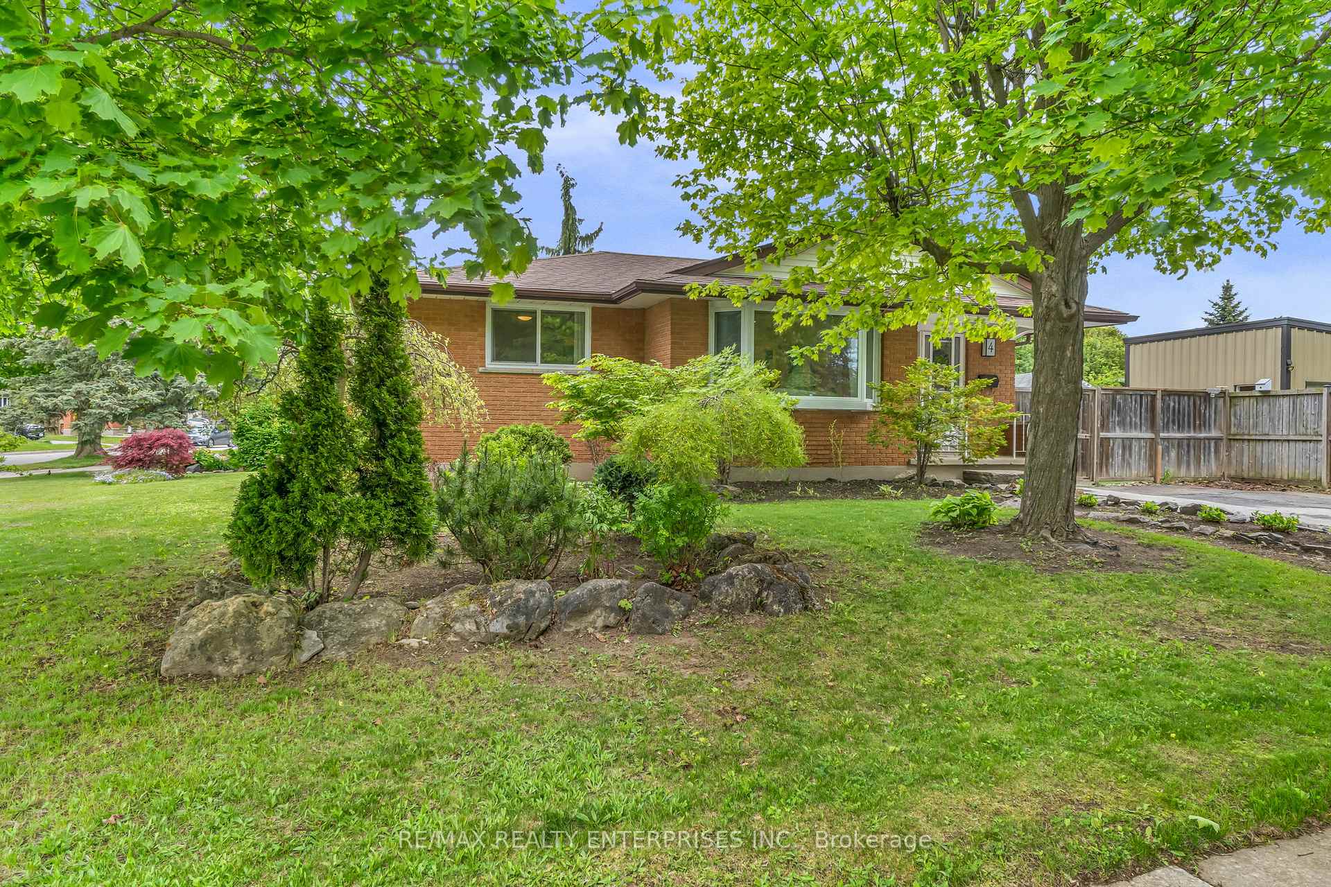 Photo 2 of 4 Blackbird Crescent, Guelph, Victoria North — HOMEH