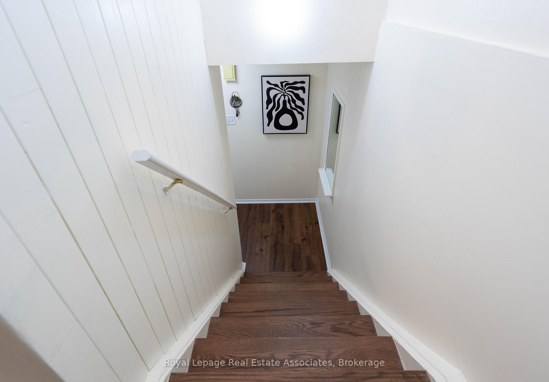 Photo 7 of 41 Barrett Crescent, Barrie, Letitia Heights — HOMEH