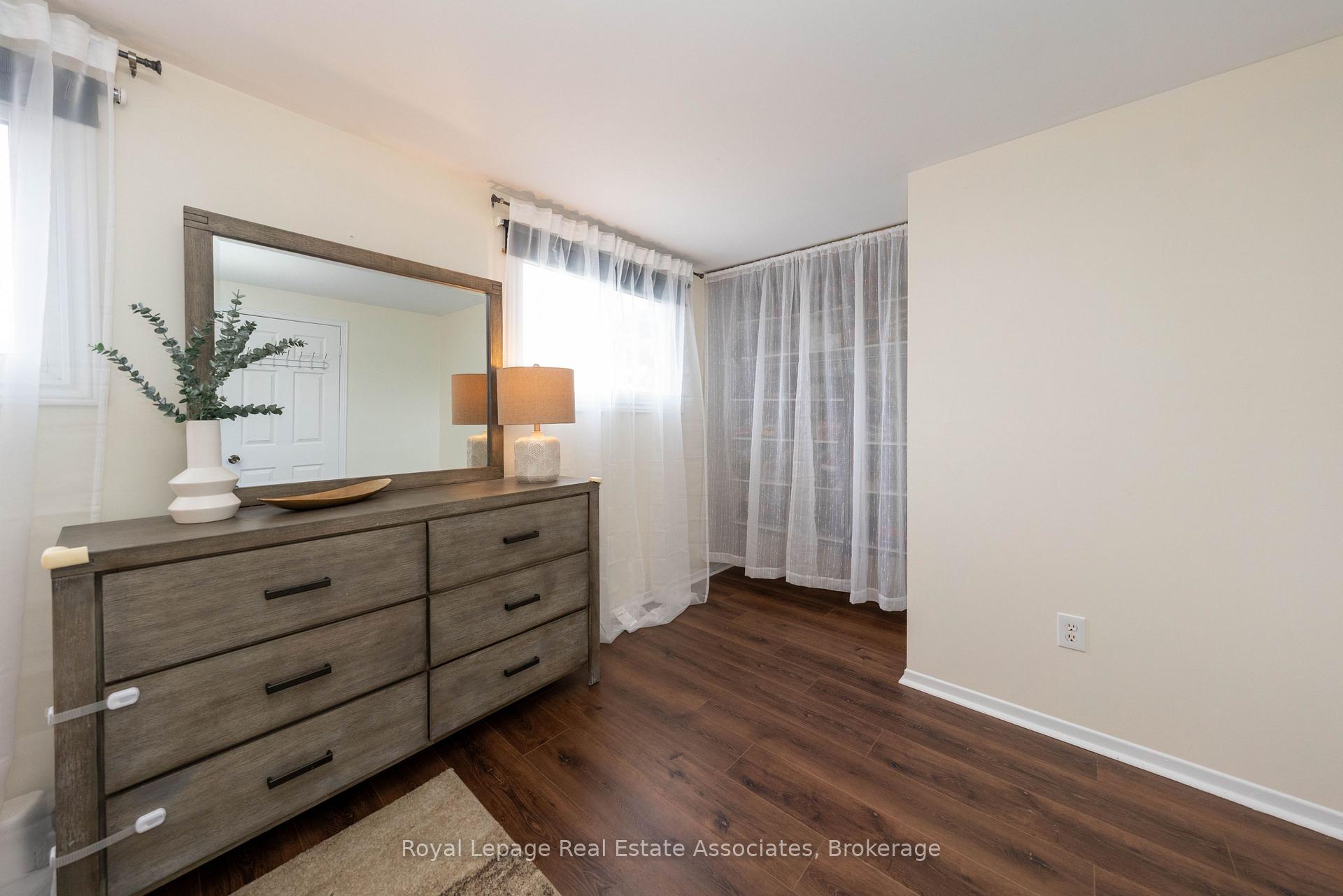 Photo 9 of 41 Barrett Crescent, Barrie, Letitia Heights — HOMEH