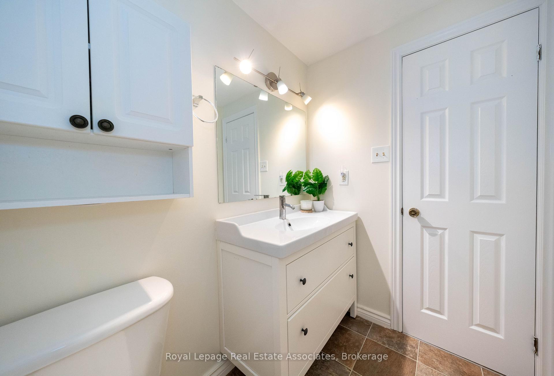 Photo 13 of 41 Barrett Crescent, Barrie, Letitia Heights — HOMEH