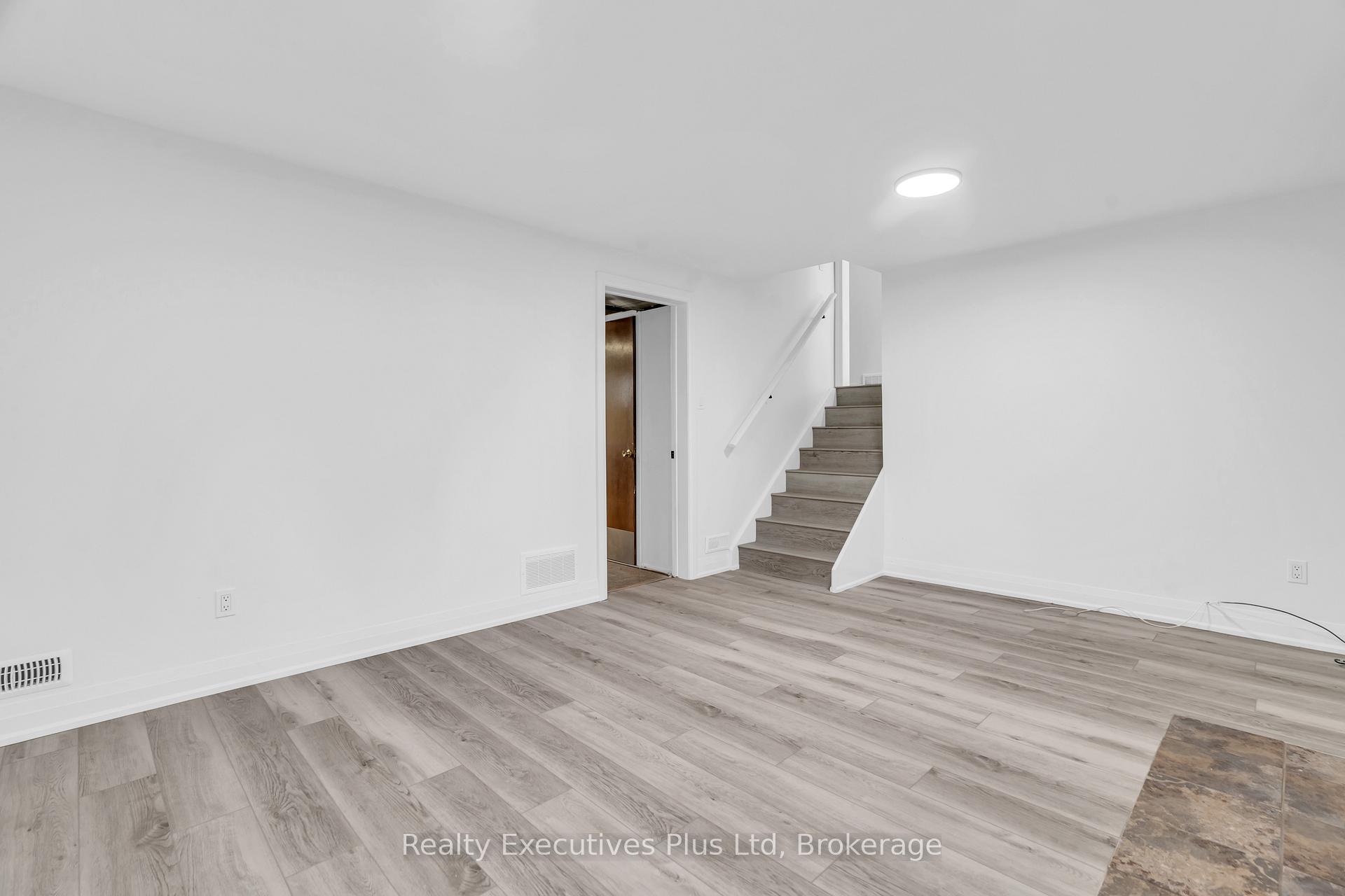 Photo 30 of 59 Balmoral Drive, Guelph, Riverside Park — HOMEH