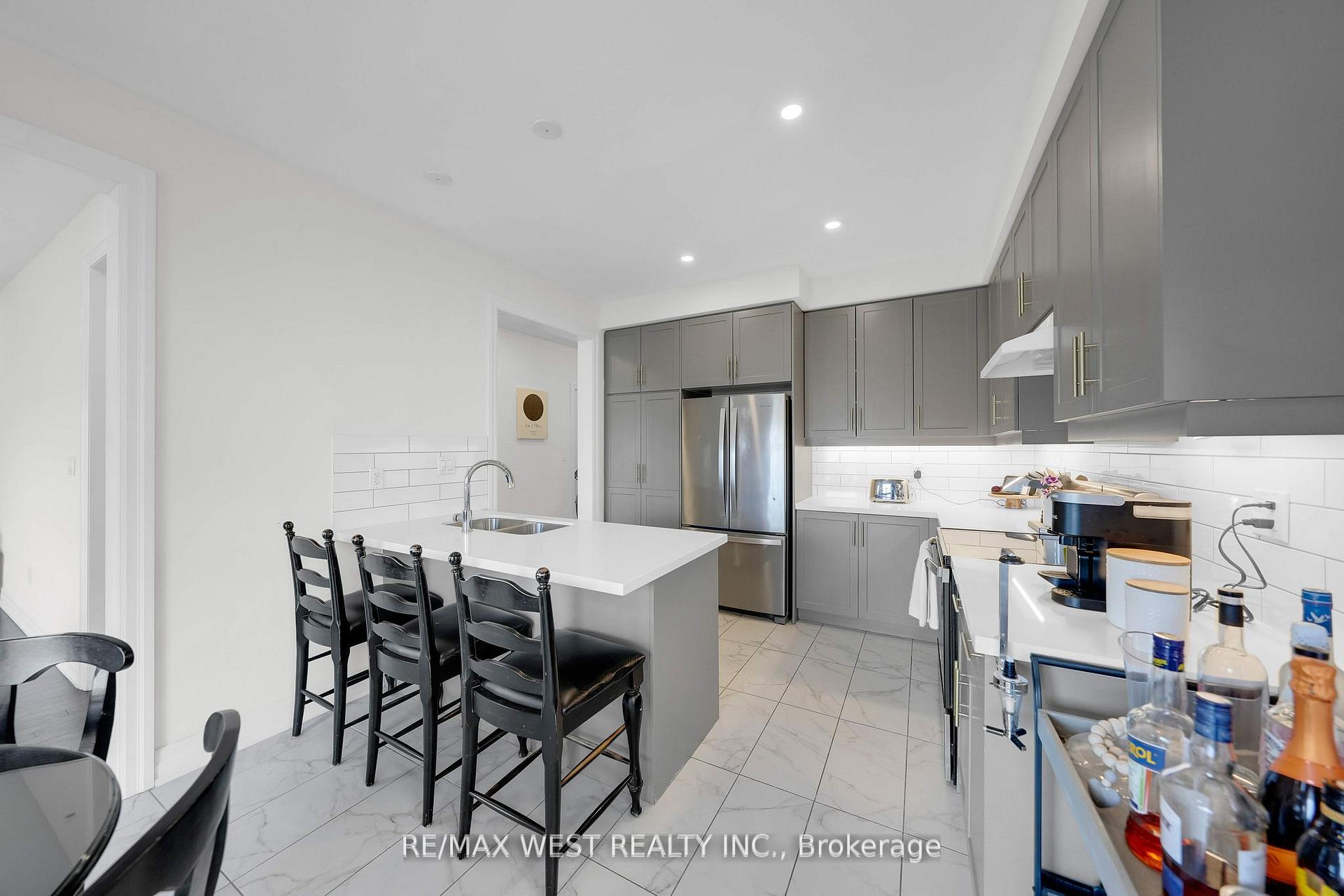 Photo 4 of 130 Connell Drive, Georgina, Keswick North — HOMEH
