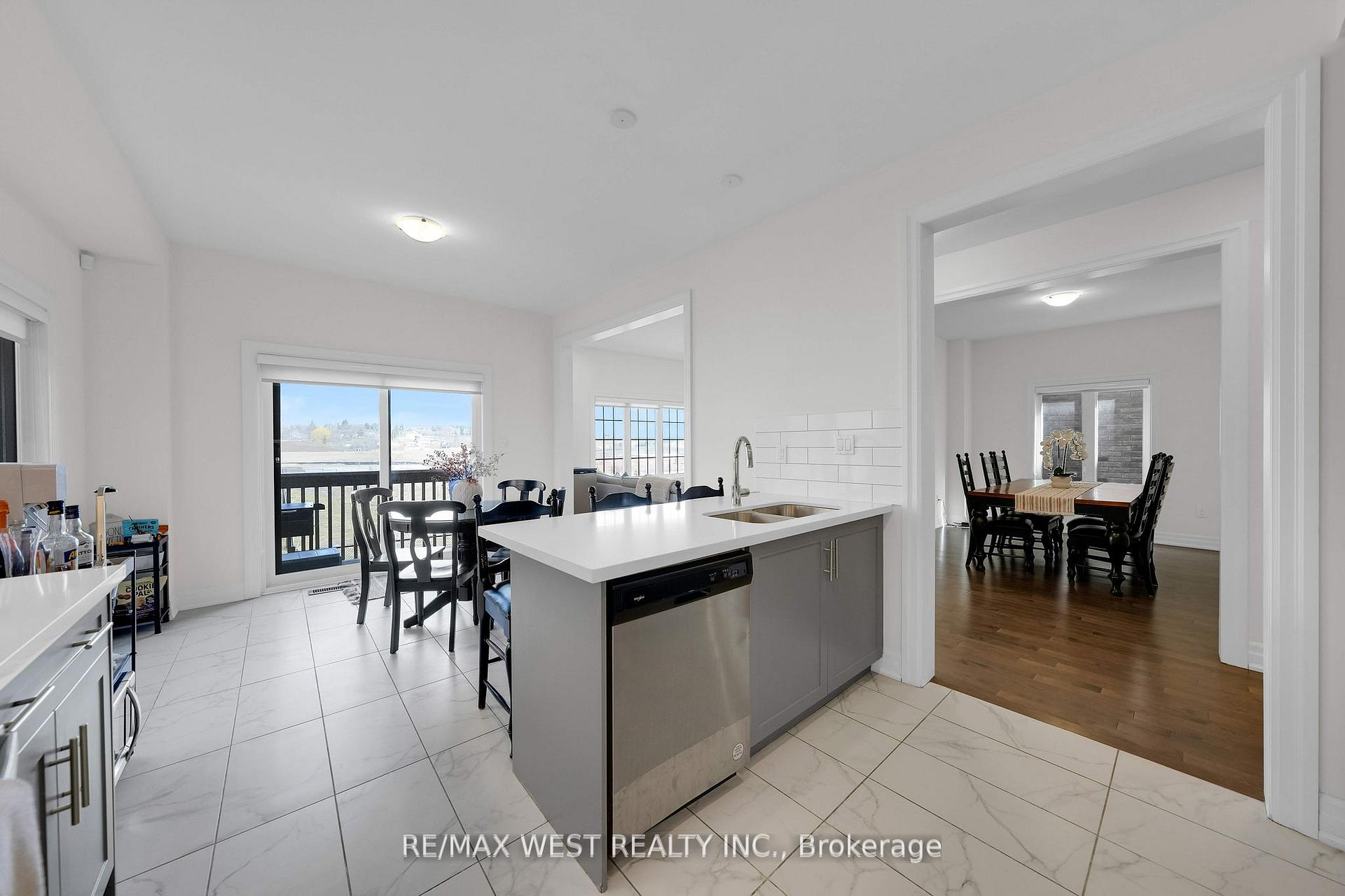 Photo 5 of 130 Connell Drive, Georgina, Keswick North — HOMEH