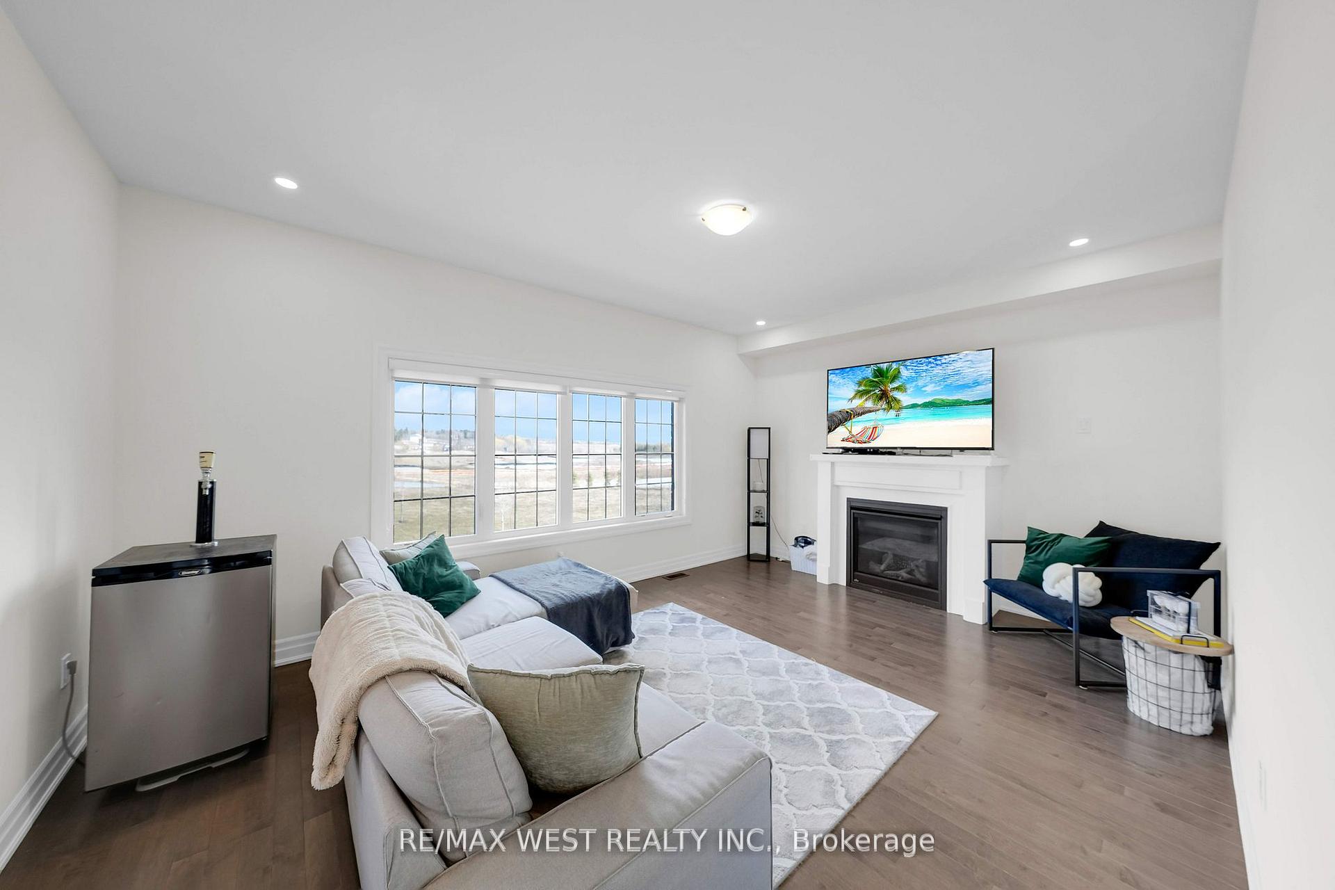 Photo 9 of 130 Connell Drive, Georgina, Keswick North — HOMEH