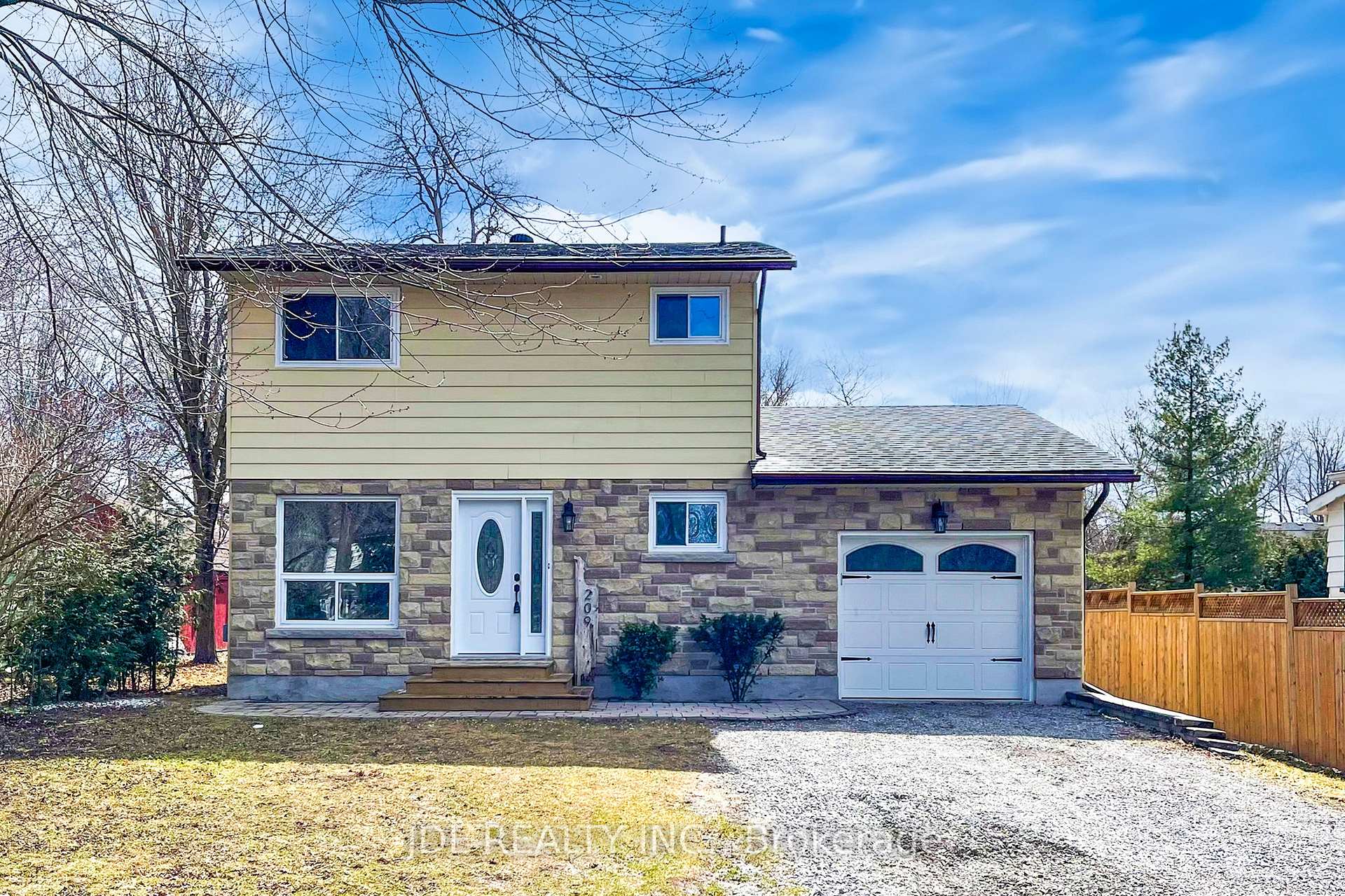 Photo 1 of 209 Royal Road, Georgina, Keswick South — HOMEH