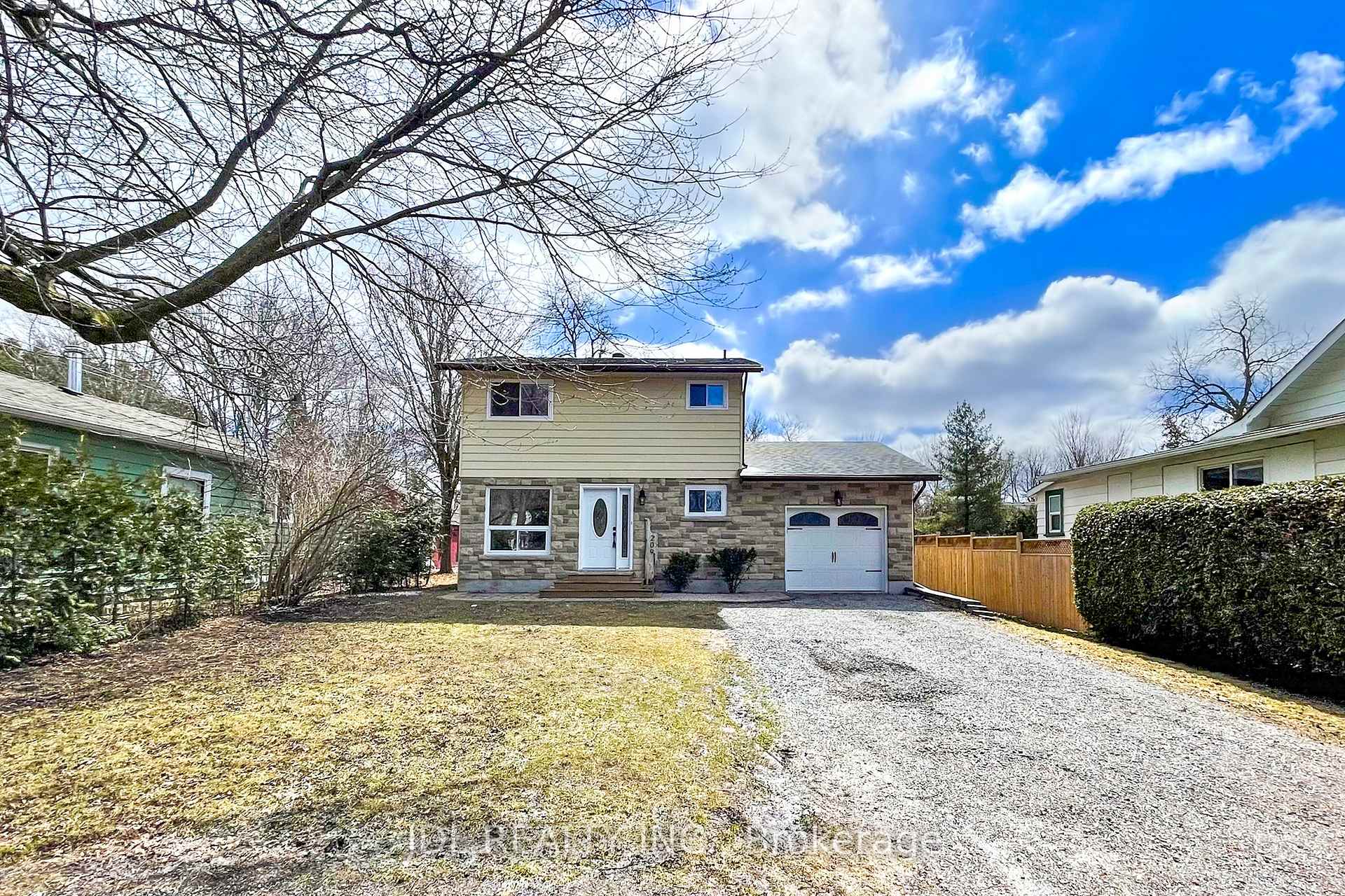 Photo 2 of 209 Royal Road, Georgina, Keswick South — HOMEH