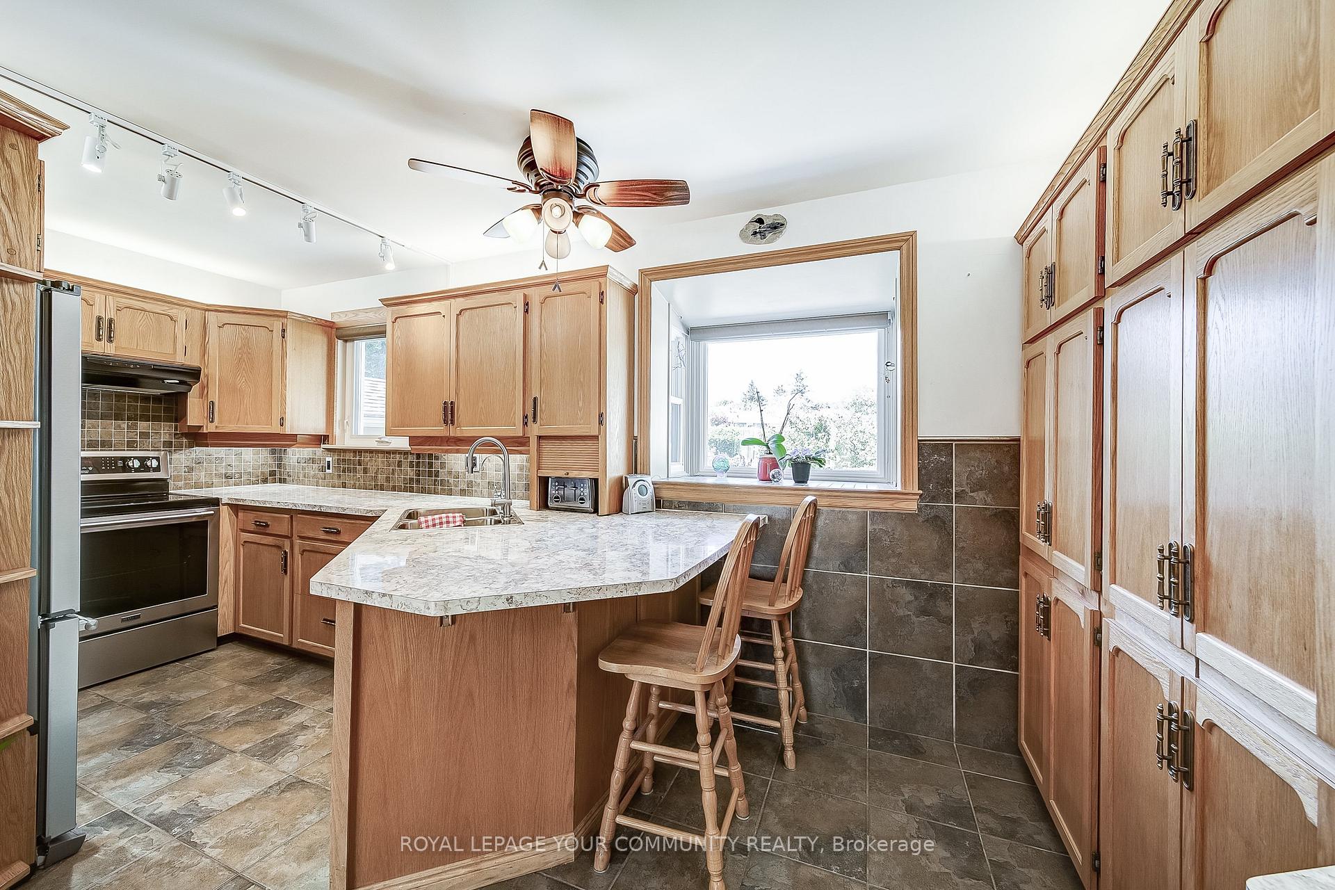 Photo 27 of 36 Devins Drive, Aurora, Aurora Heights — HOMEH