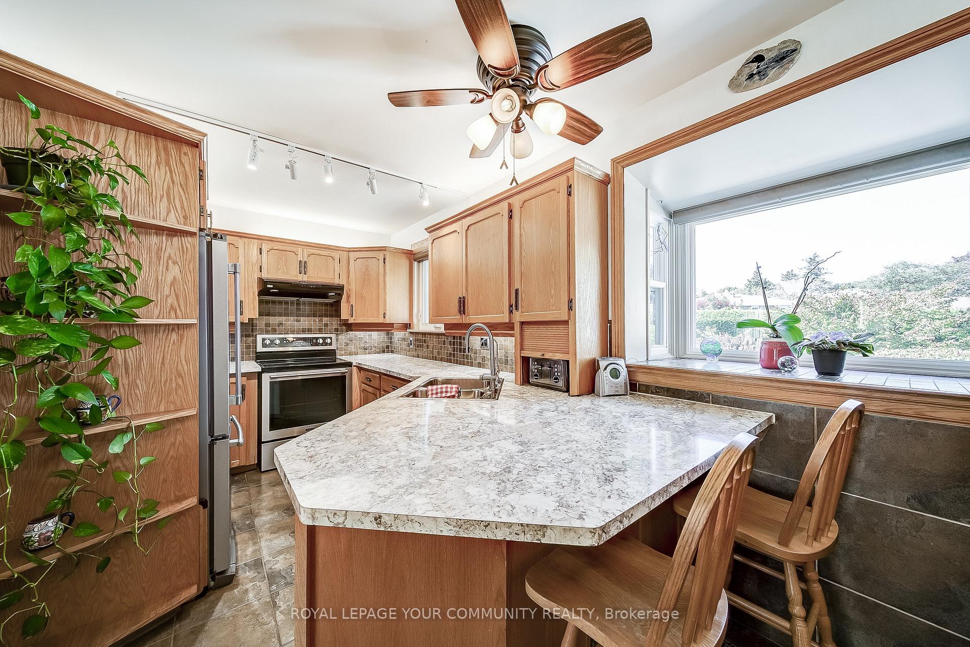 Photo 13 of 36 Devins Drive, Aurora, Aurora Heights — HOMEH