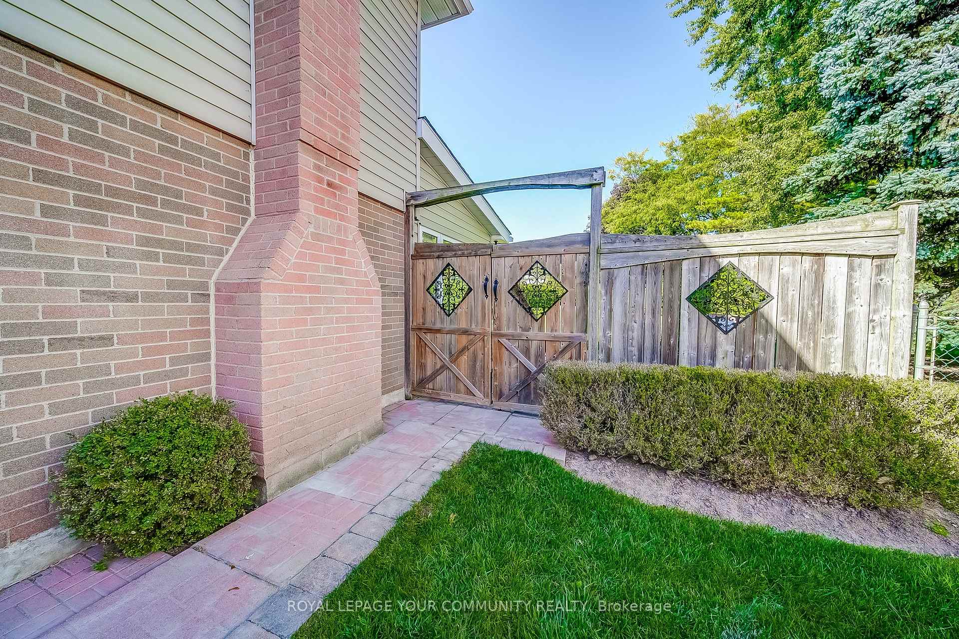 Photo 36 of 36 Devins Drive, Aurora, Aurora Heights — HOMEH
