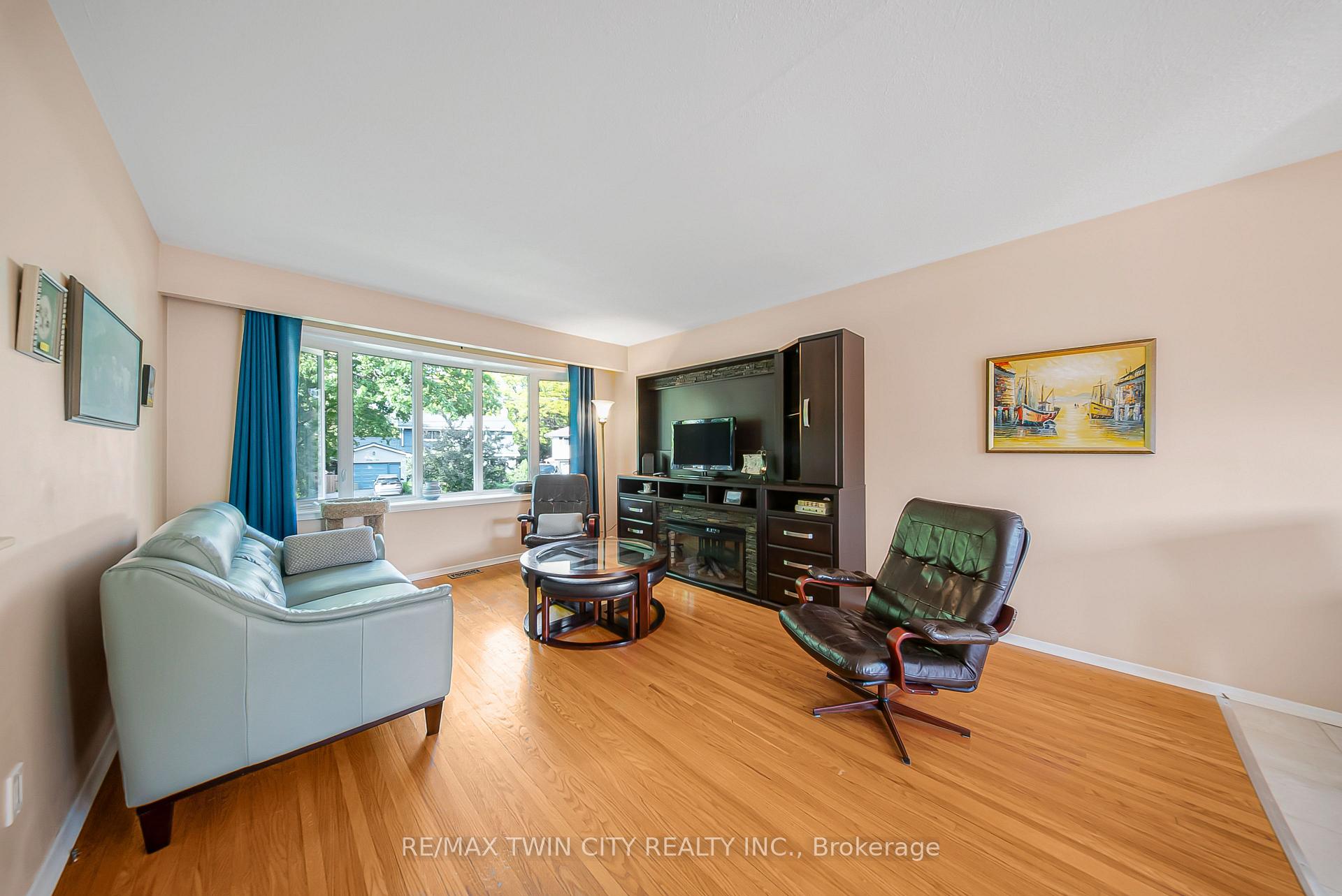 Photo 9 of 36 Nicklin Crescent, Guelph, Riverside Park — HOMEH