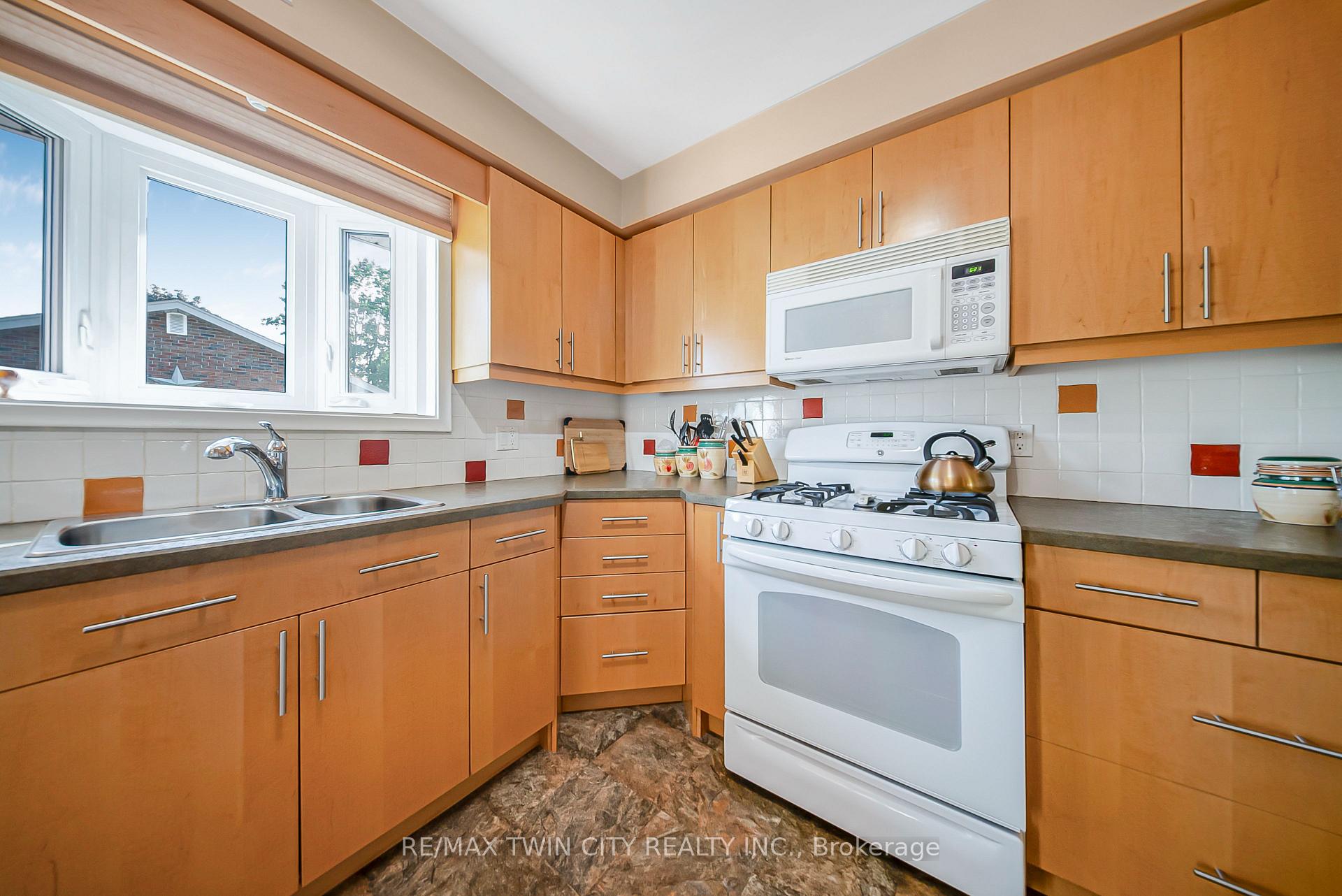 Photo 15 of 36 Nicklin Crescent, Guelph, Riverside Park — HOMEH