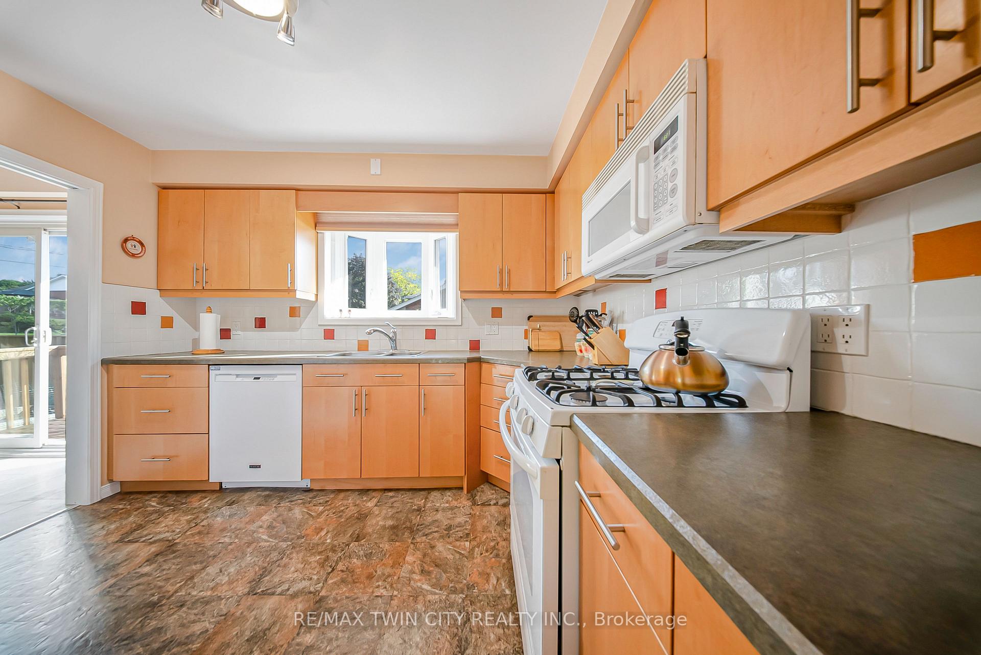 Photo 16 of 36 Nicklin Crescent, Guelph, Riverside Park — HOMEH