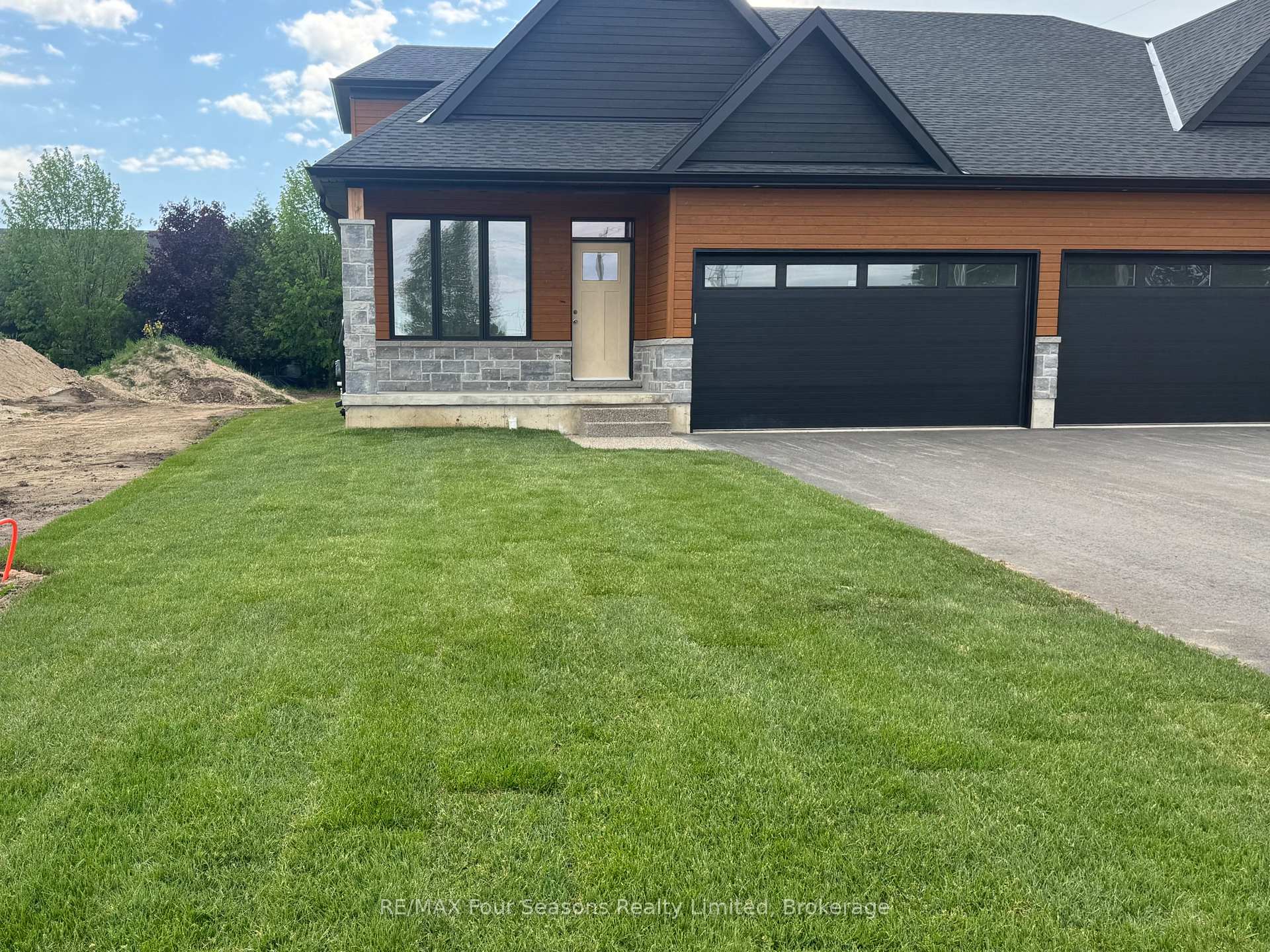 Photo 5 of 2 Boynton Court, Markham, Victoria Manor-Jennings Gate — HOMEH