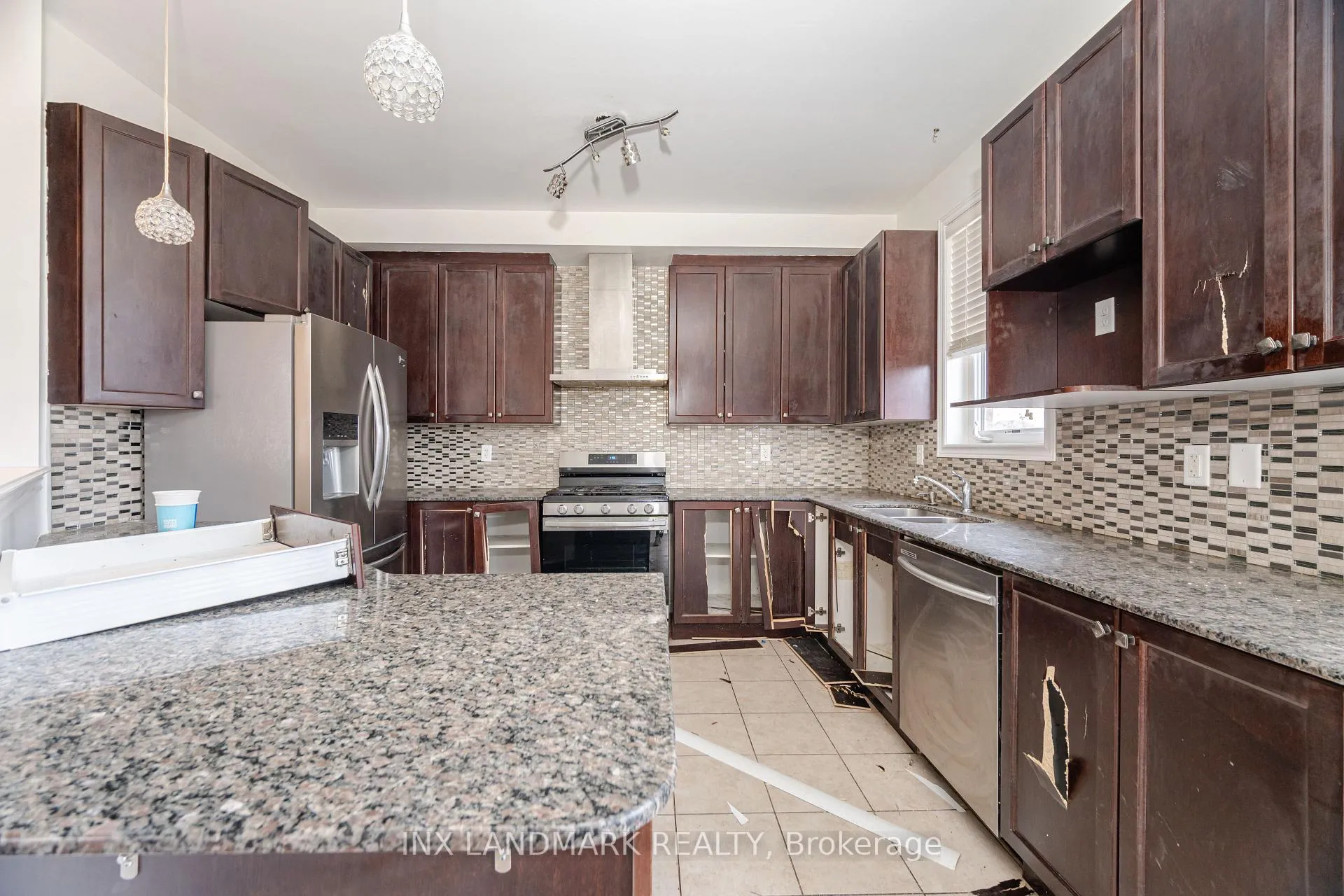 Photo 12 of 125 Remembrance Road, Brampton, Northwest Brampton — HOMEH
