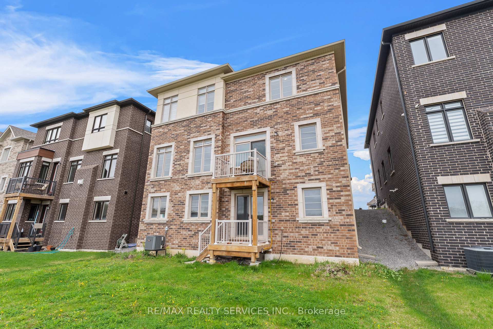Photo 4 of 229 Agro Street, Hamilton, Waterdown — HOMEH