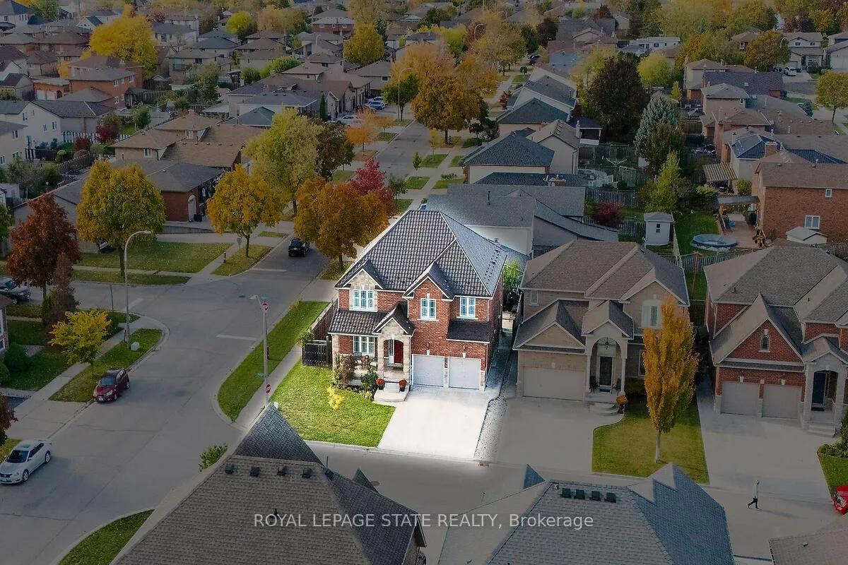 Photo 2 of 3 Sasha Court, Hamilton, Stoney Creek — HOMEH
