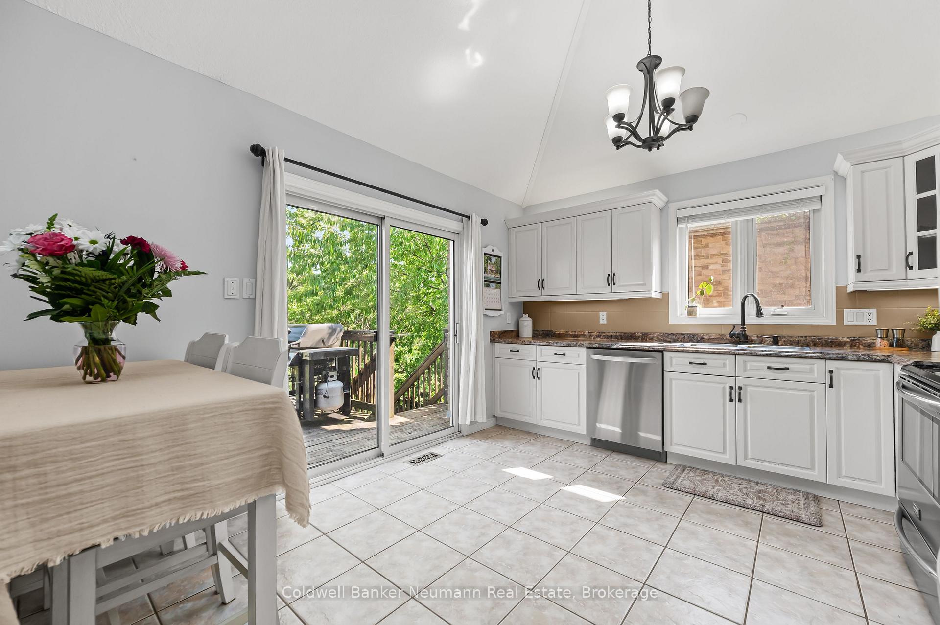 Photo 12 of 54 Pine Ridge Drive, Guelph, Pineridge/Westminster Woods — HOMEH