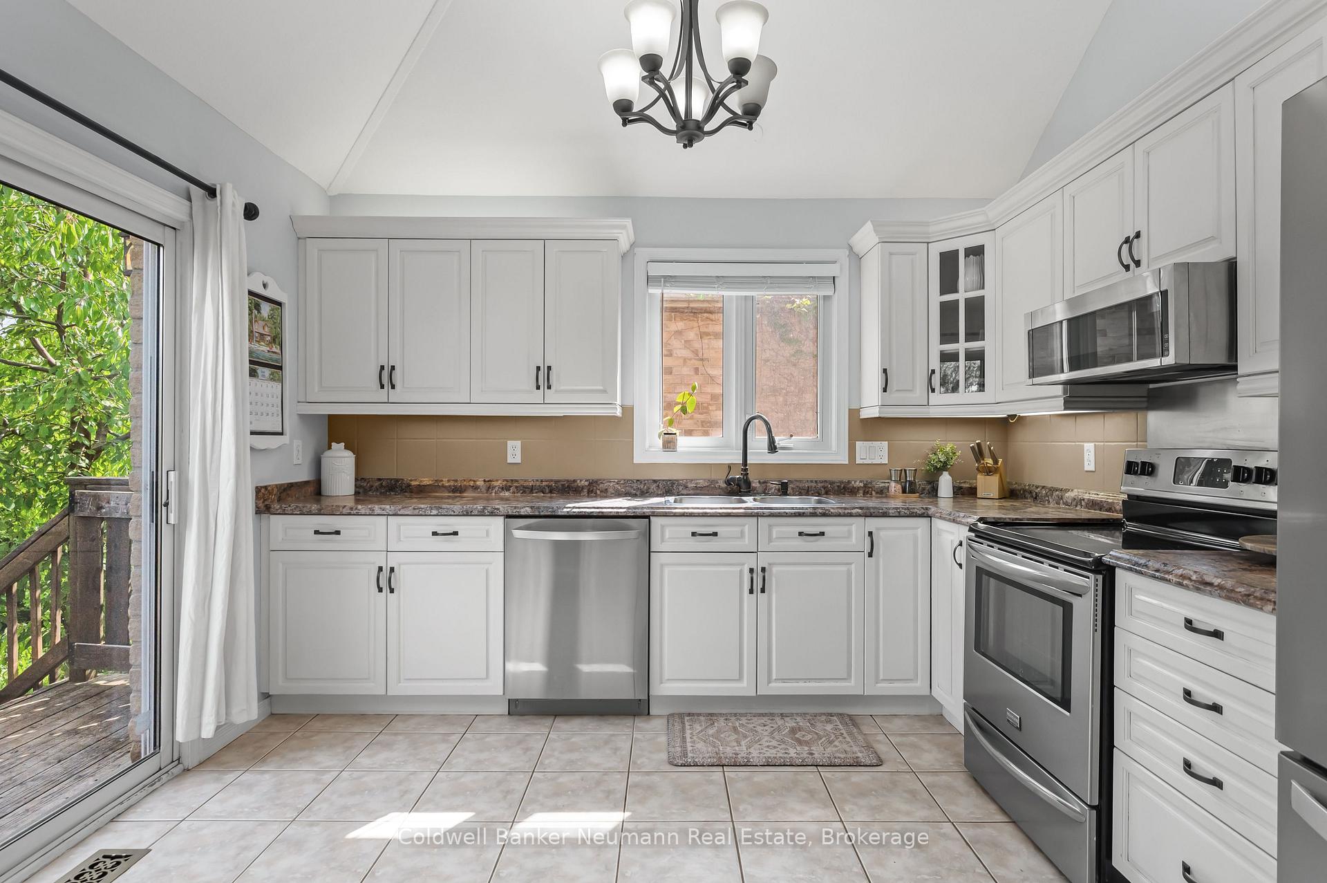 Photo 13 of 54 Pine Ridge Drive, Guelph, Pineridge/Westminster Woods — HOMEH