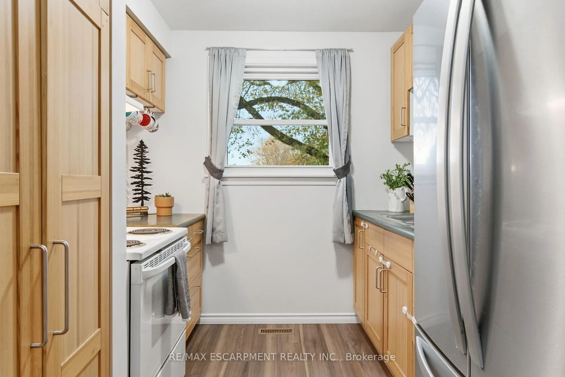Photo 10 of 38 Golden Orchard Drive, Hamilton, Gourley — HOMEH