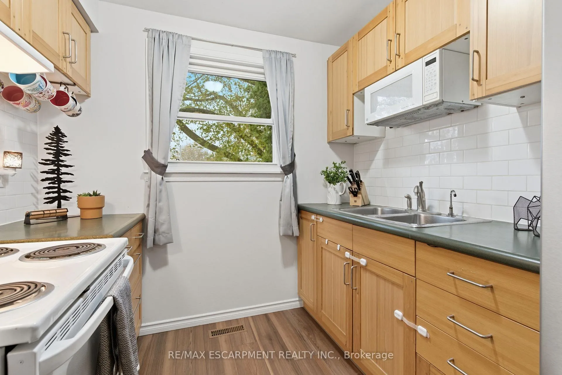 Photo 11 of 38 Golden Orchard Drive, Hamilton, Gourley — HOMEH