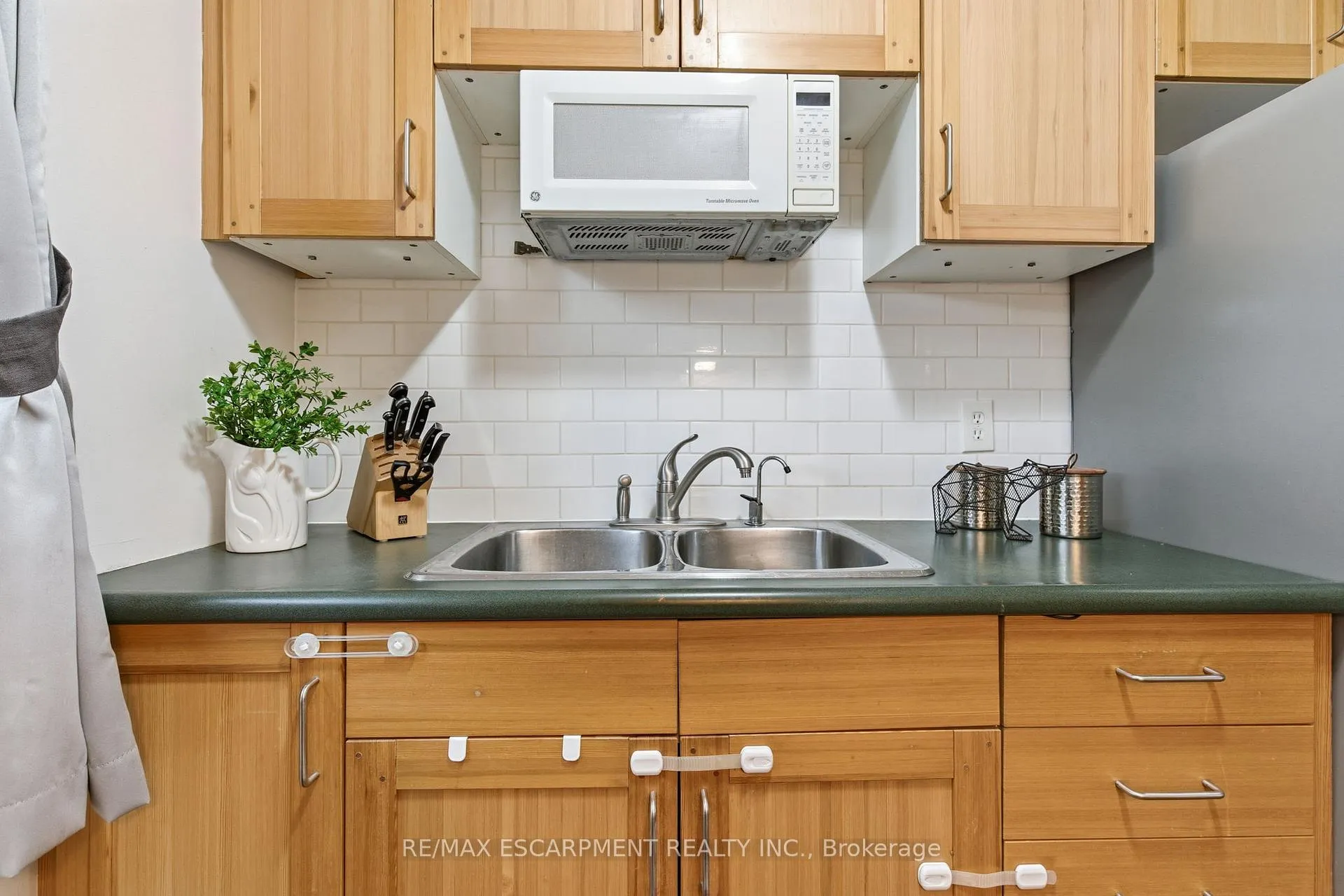 Photo 12 of 38 Golden Orchard Drive, Hamilton, Gourley — HOMEH
