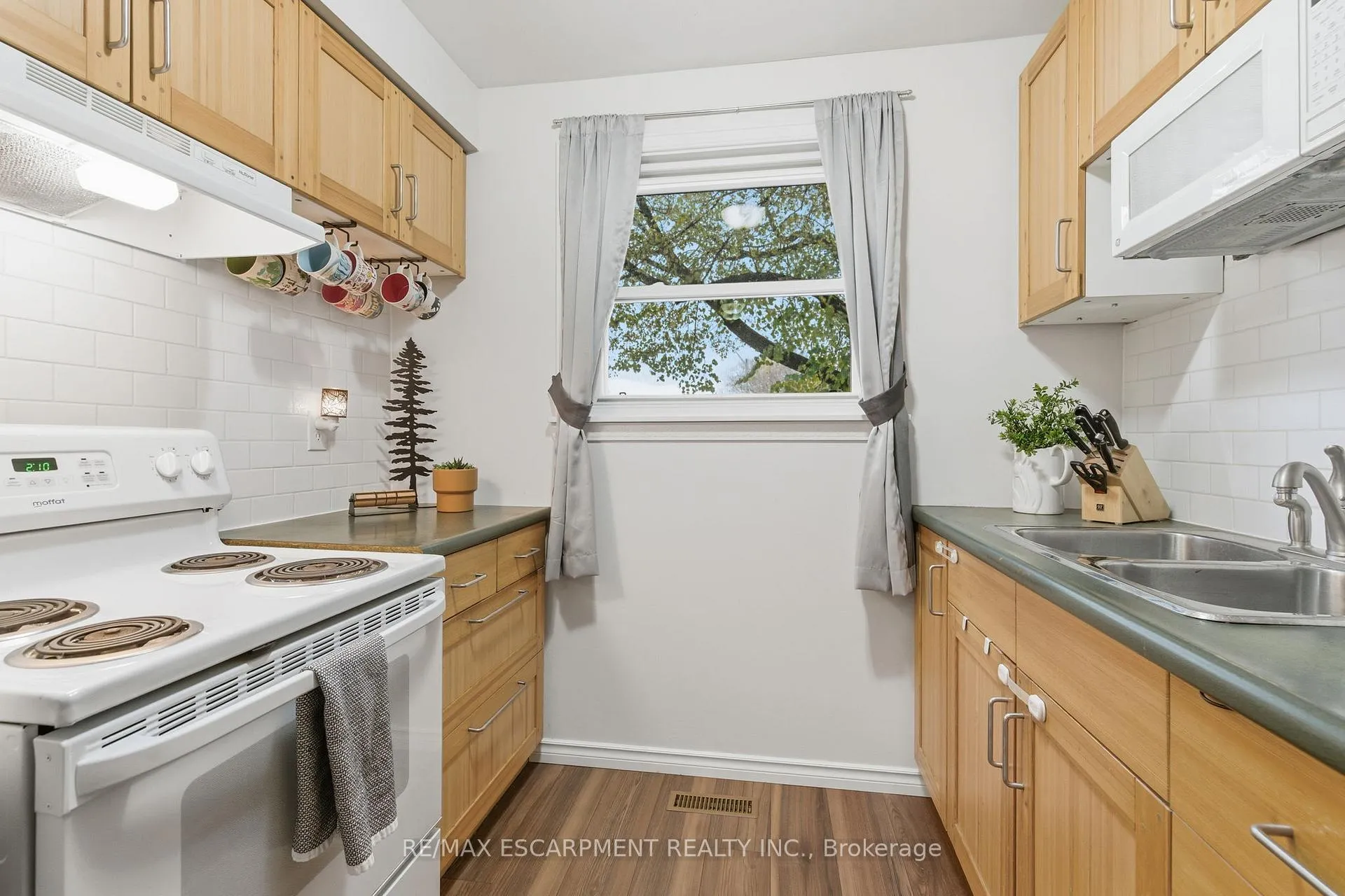 Photo 13 of 38 Golden Orchard Drive, Hamilton, Gourley — HOMEH