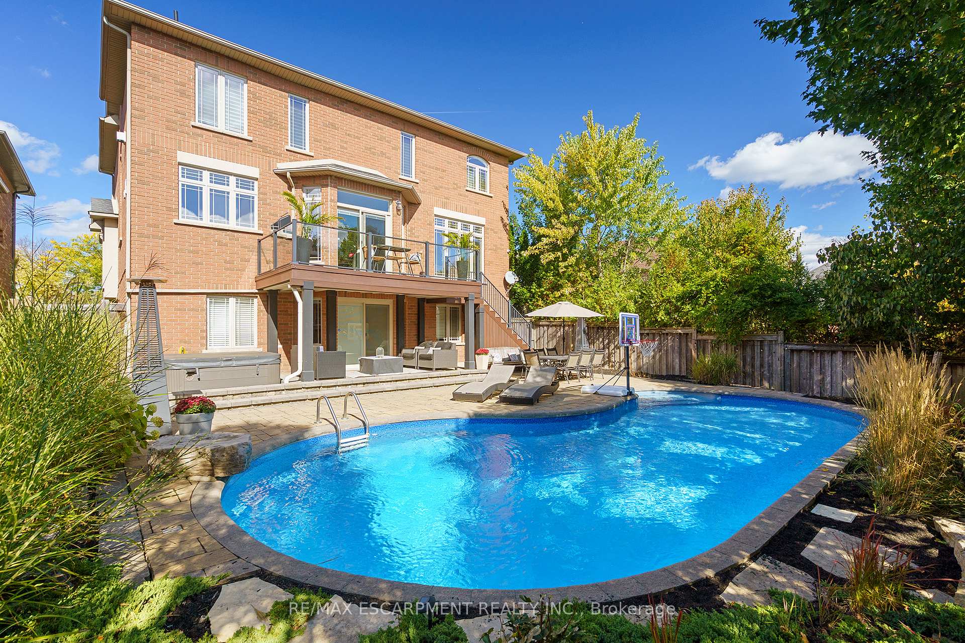 Photo 2 of 47 Stowbridge Crescent, Hamilton, Ancaster — HOMEH