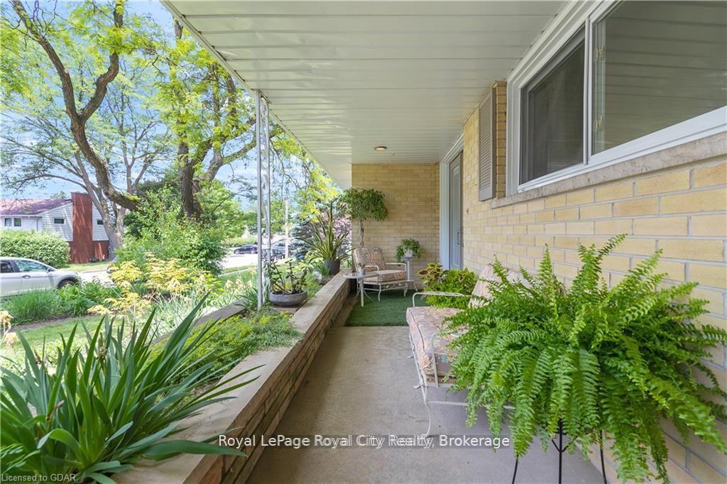 Photo 7 of 16 Fairview Boulevard, Guelph, Dovercliffe Park/Old University — HOMEH