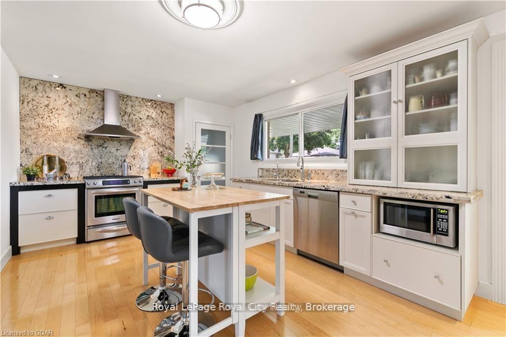 Photo 15 of 16 Fairview Boulevard, Guelph, Dovercliffe Park/Old University — HOMEH