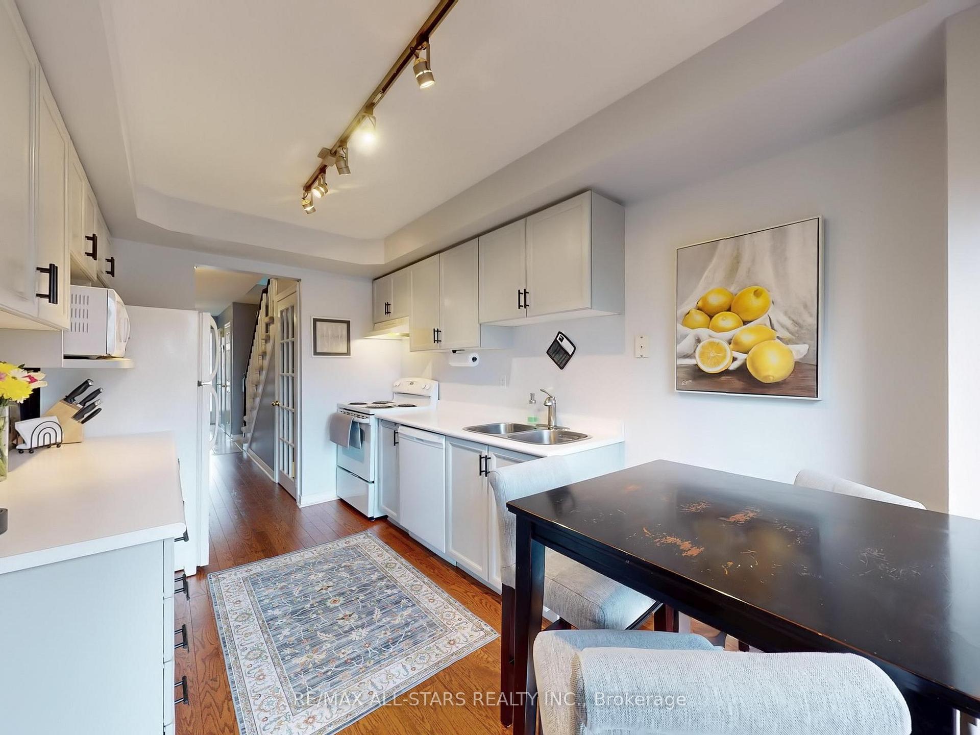 Photo 15 of 26 Lancaster Court, Georgina, Keswick South — HOMEH