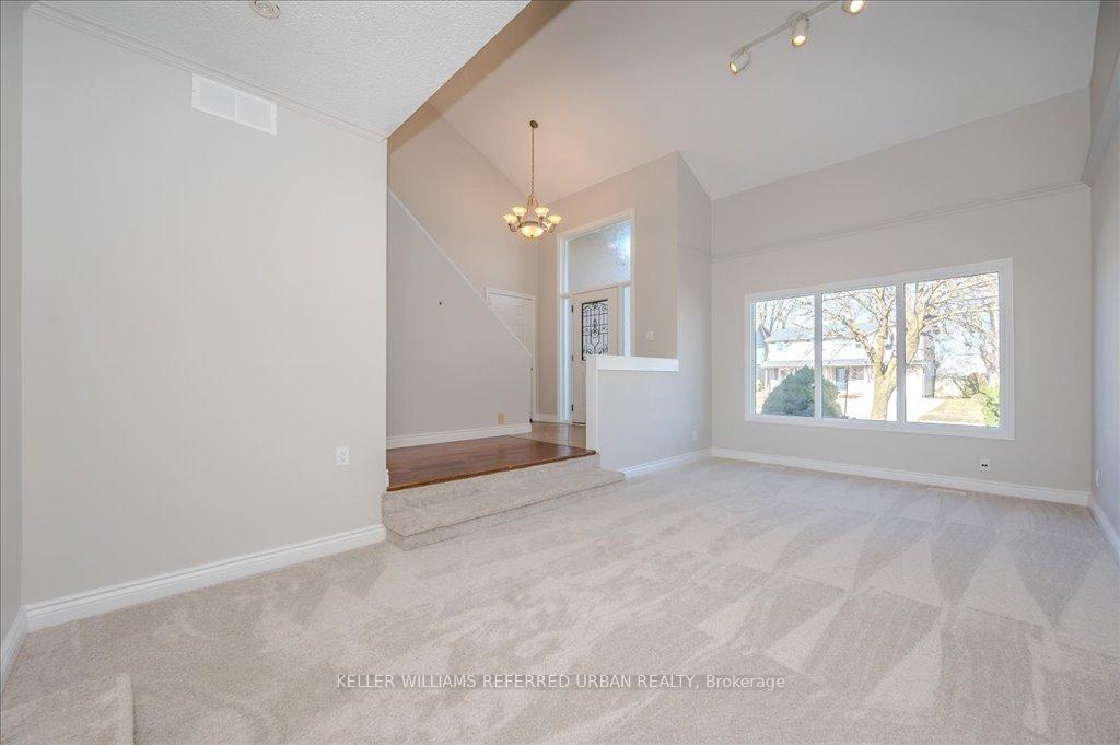 Photo 8 of 284 West Acres Drive, Guelph, Willow West/Sugarbush/West Acres — HOMEH