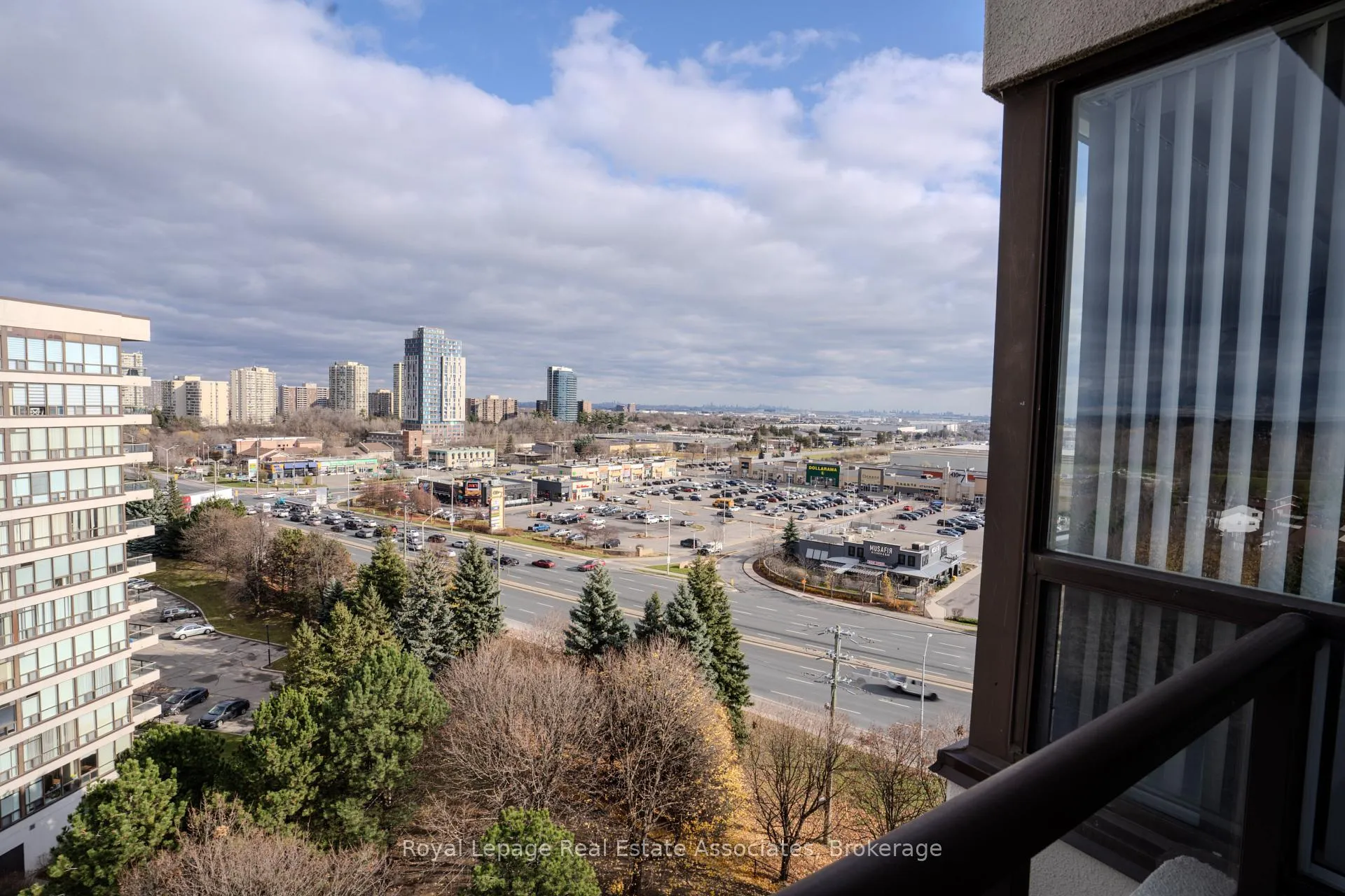 Front of Unit 1112, 12 Laurelcrest Street