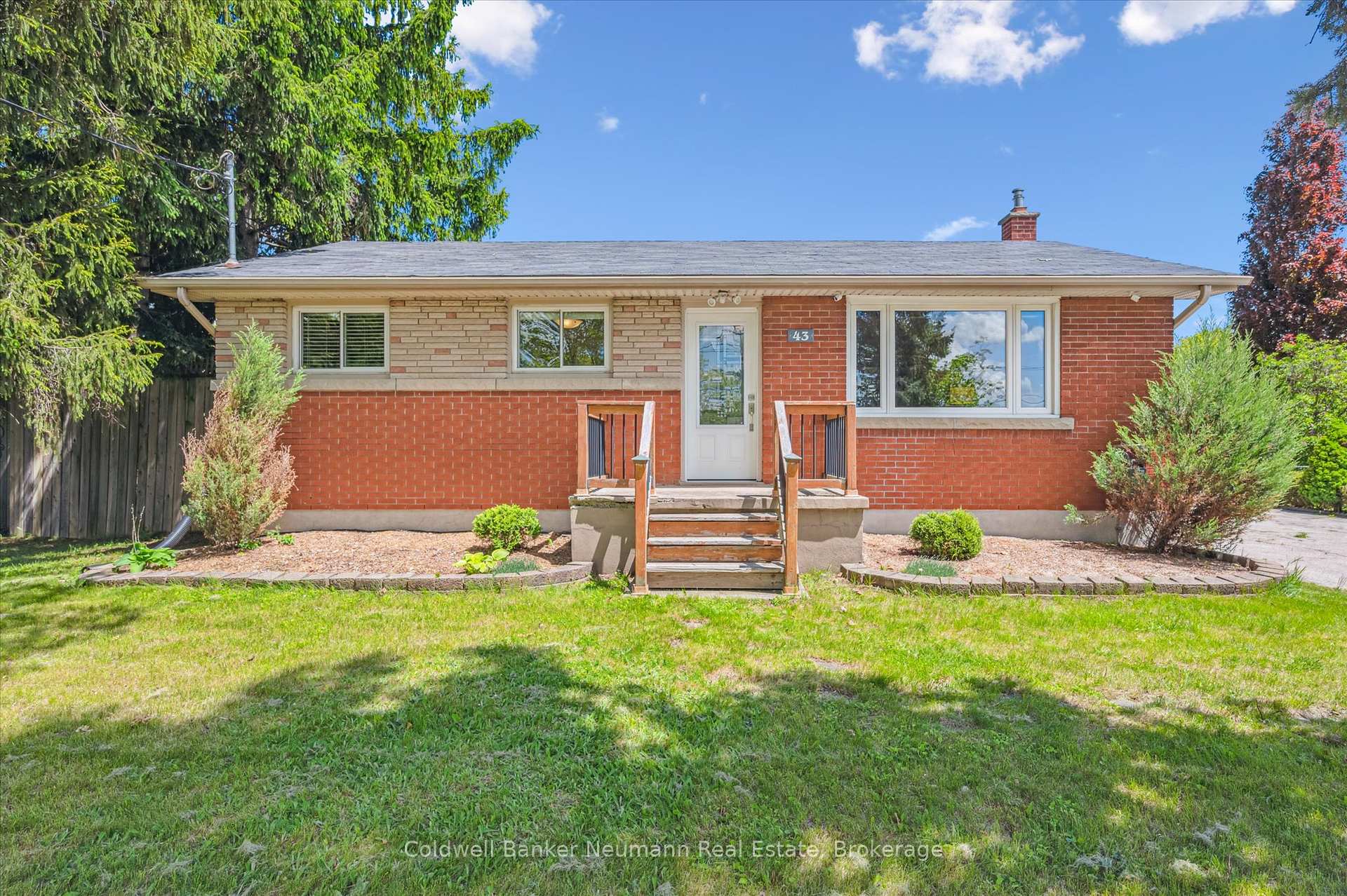 Photo 3 of 43 Silvercreek Parkway N, Guelph, Junction/Onward Willow — HOMEH