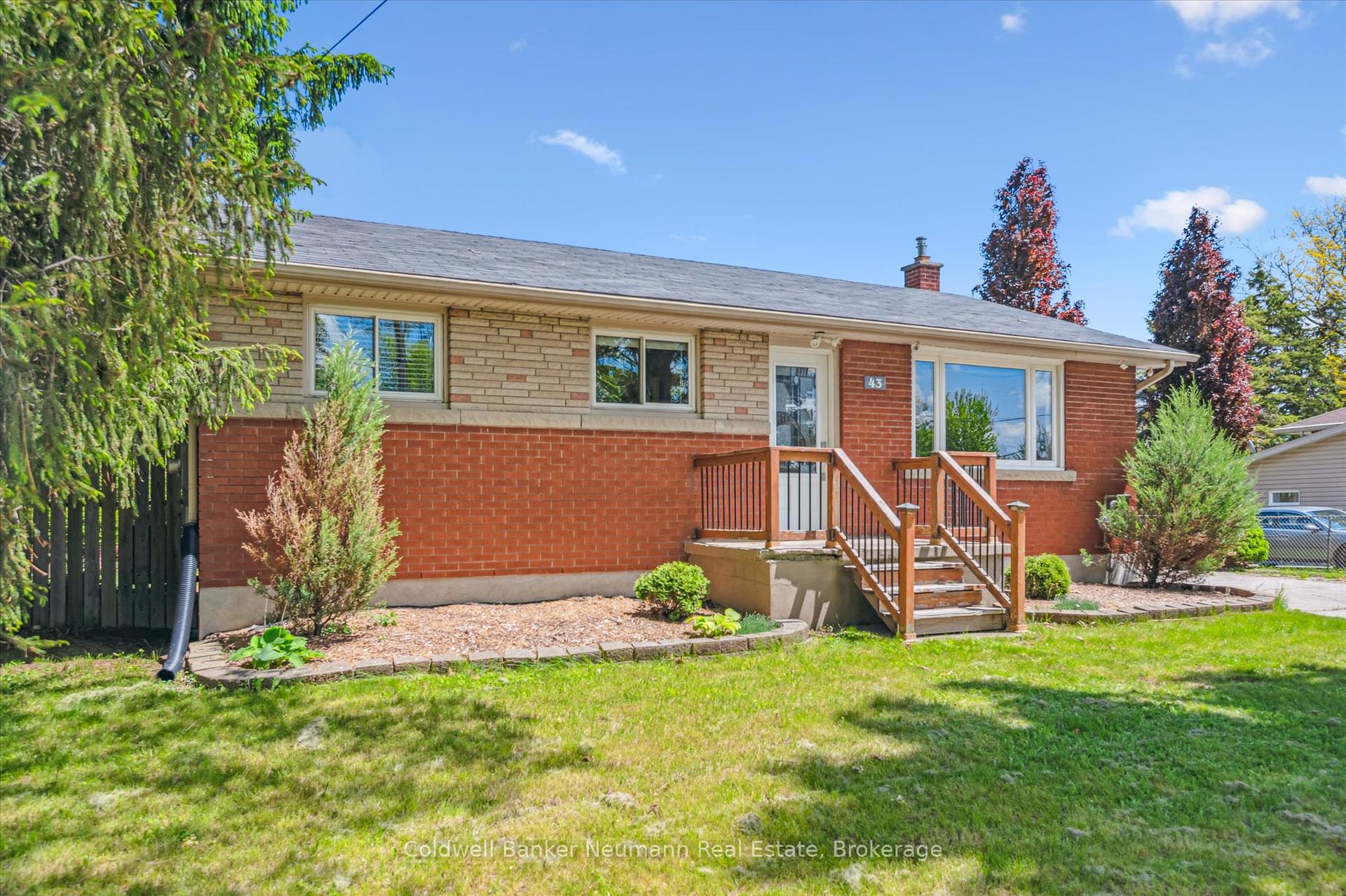 Photo 4 of 43 Silvercreek Parkway N, Guelph, Junction/Onward Willow — HOMEH