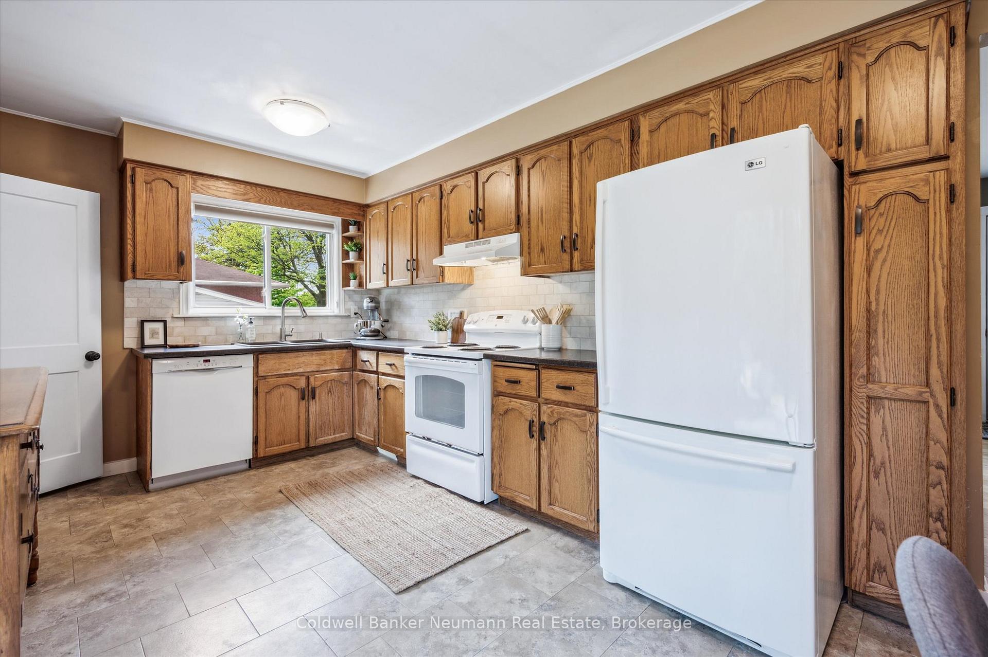 Photo 10 of 43 Silvercreek Parkway N, Guelph, Junction/Onward Willow — HOMEH