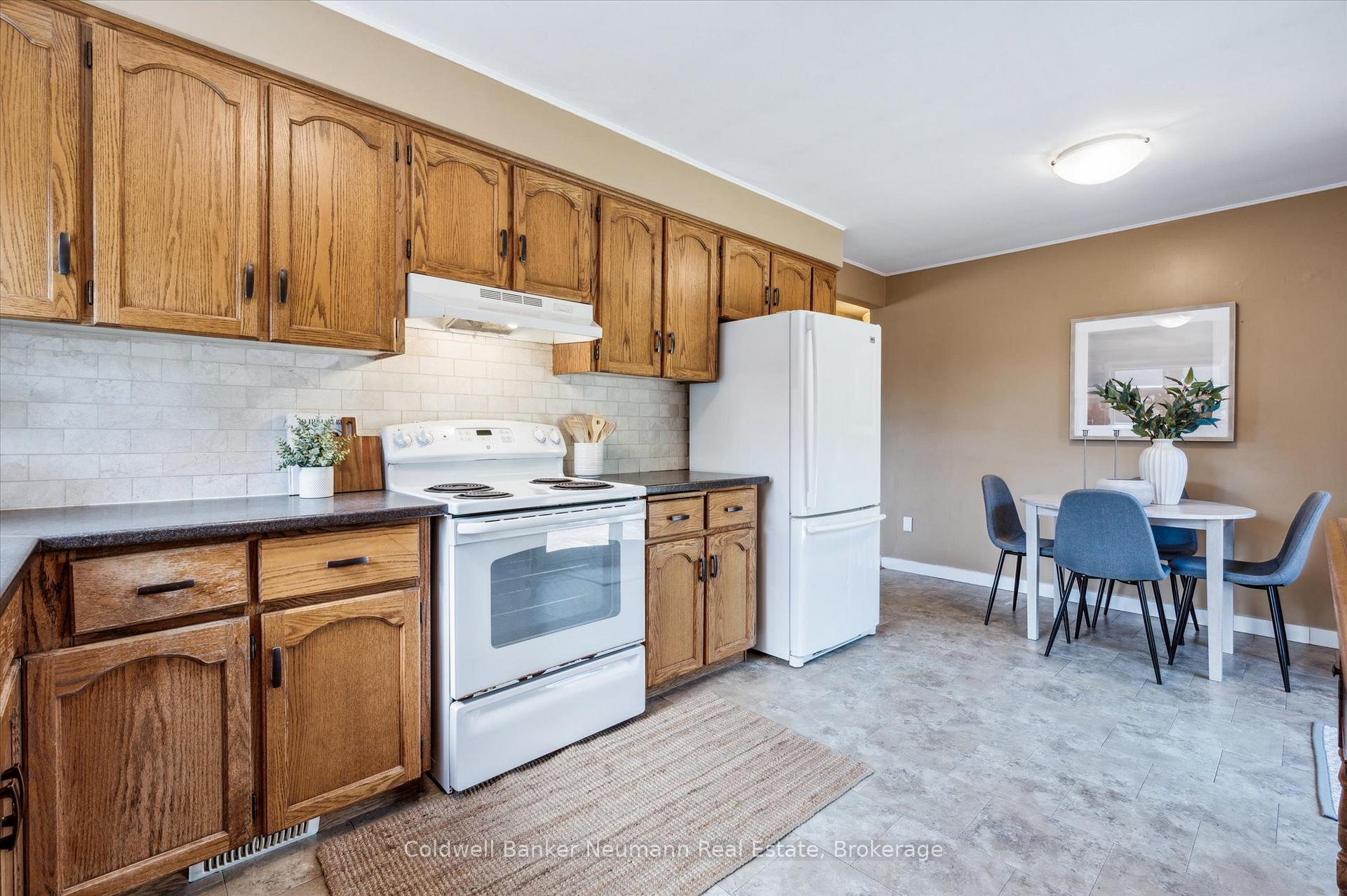 Photo 12 of 43 Silvercreek Parkway N, Guelph, Junction/Onward Willow — HOMEH
