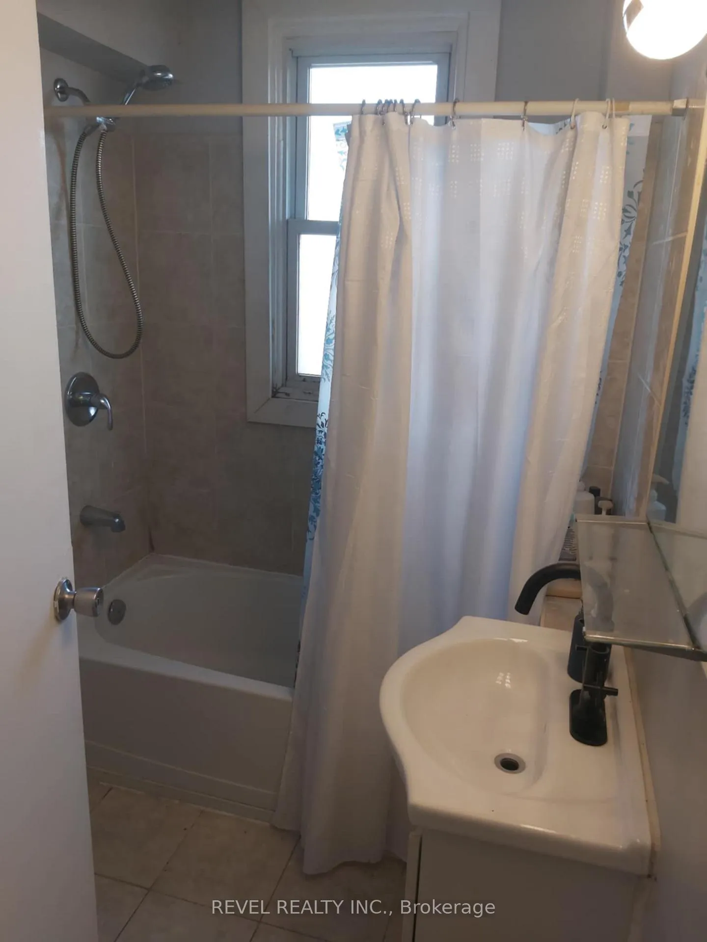 Photo 10 of 82 Cambridge Avenue, Hamilton, Crown Point — HOMEH
