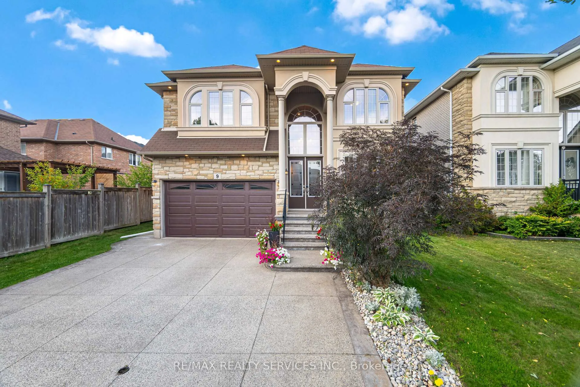 Photo 2 of 9 Lorupe Court, Hamilton, Ancaster — HOMEH