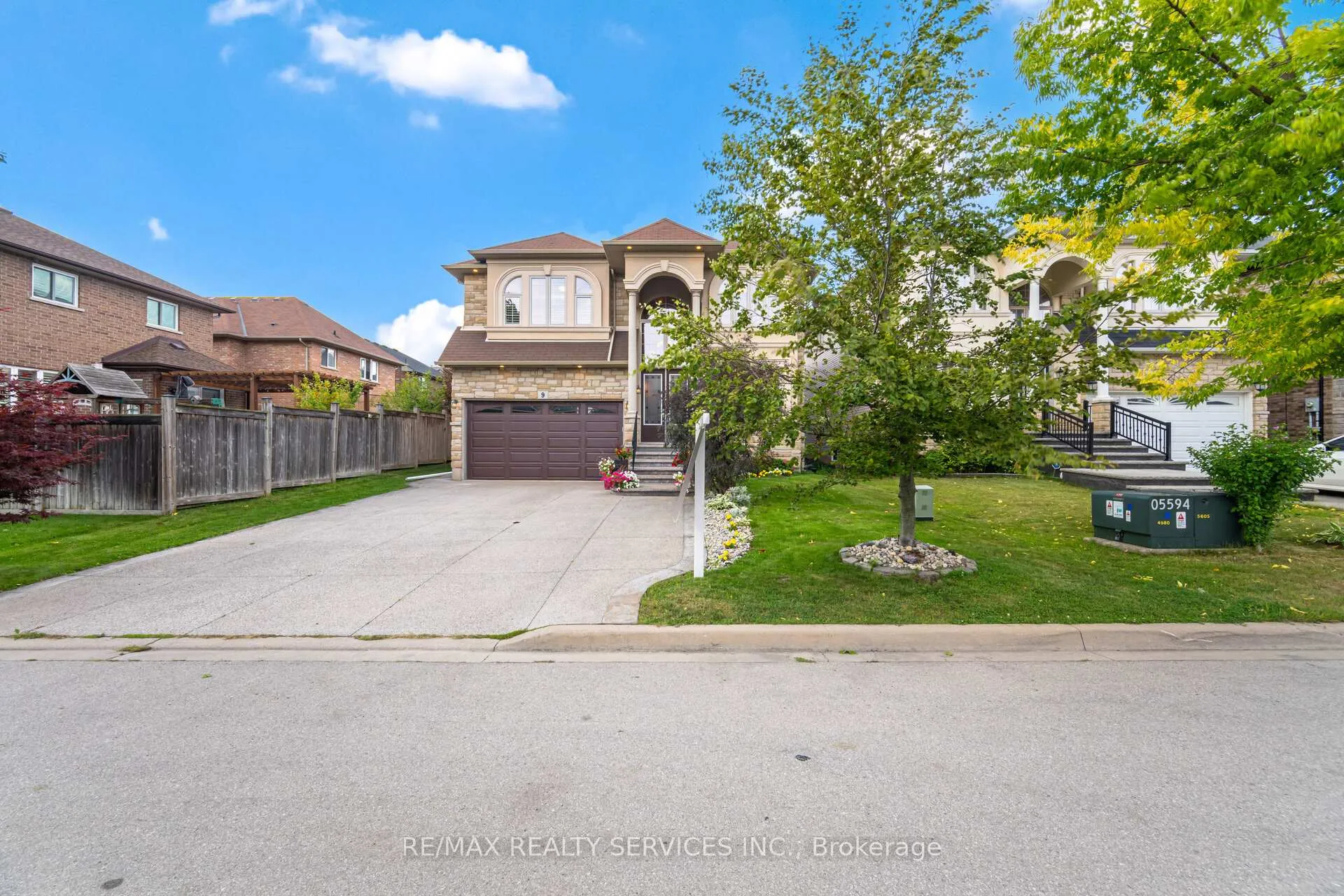 Photo 3 of 9 Lorupe Court, Hamilton, Ancaster — HOMEH