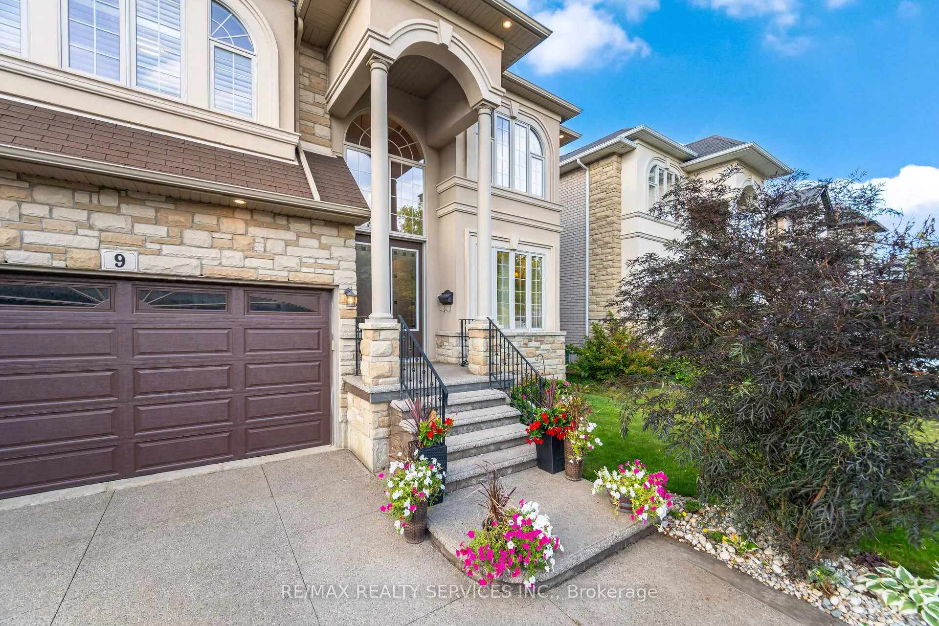 Photo 4 of 9 Lorupe Court, Hamilton, Ancaster — HOMEH