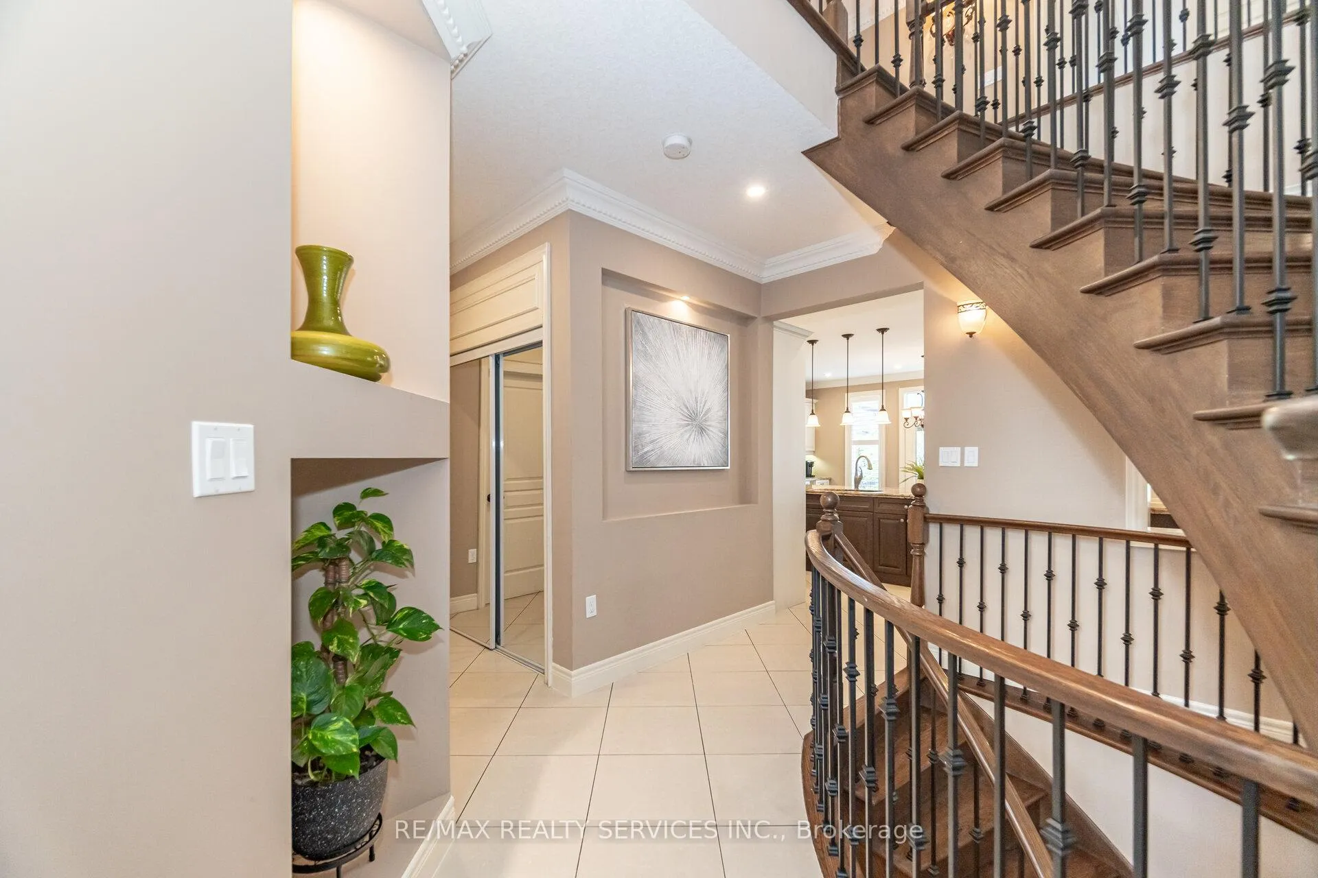 Photo 14 of 9 Lorupe Court, Hamilton, Ancaster — HOMEH
