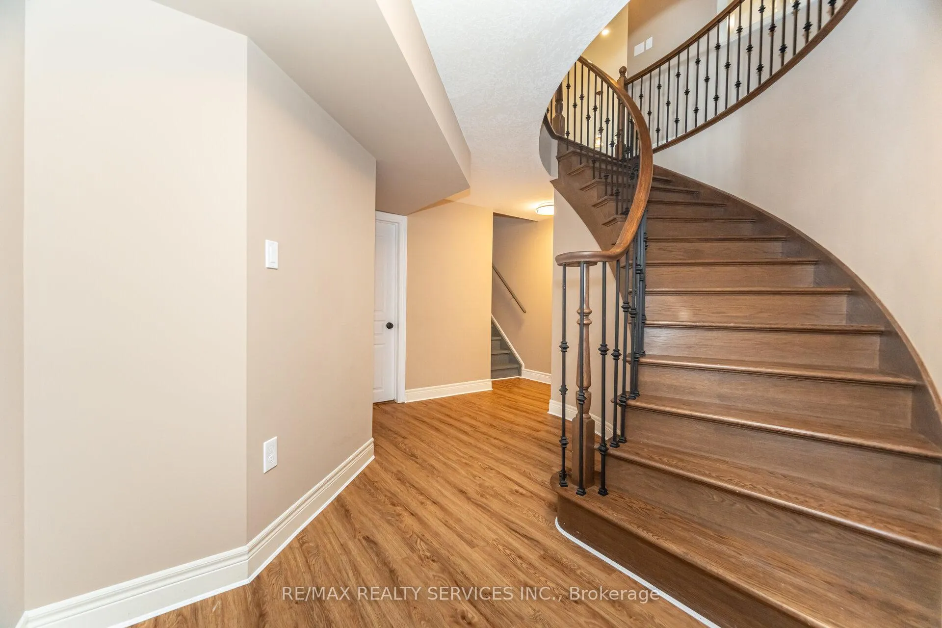 Photo 37 of 9 Lorupe Court, Hamilton, Ancaster — HOMEH