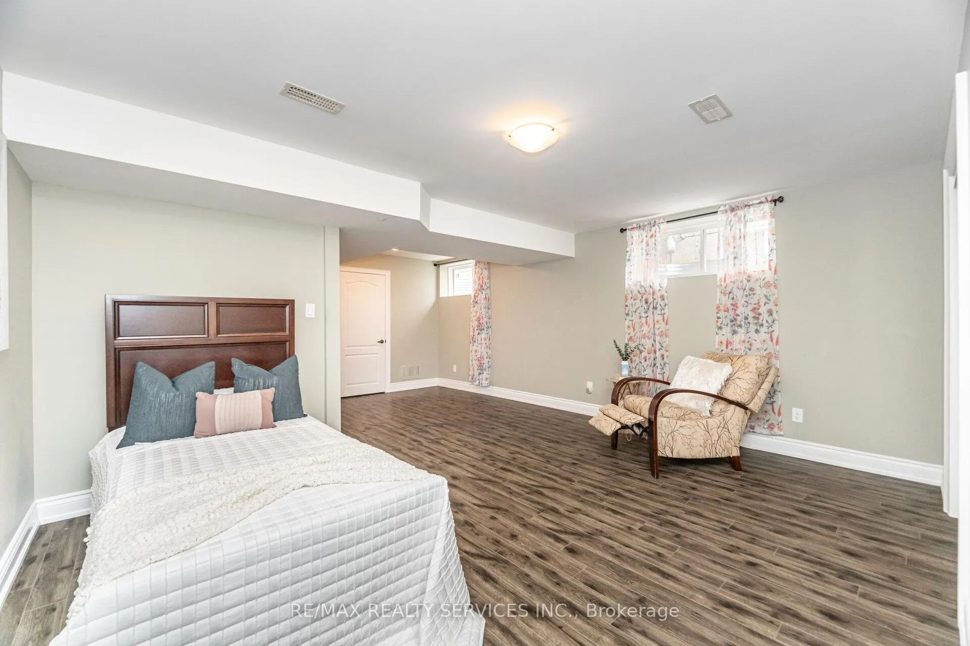 Photo 43 of 9 Lorupe Court, Hamilton, Ancaster — HOMEH