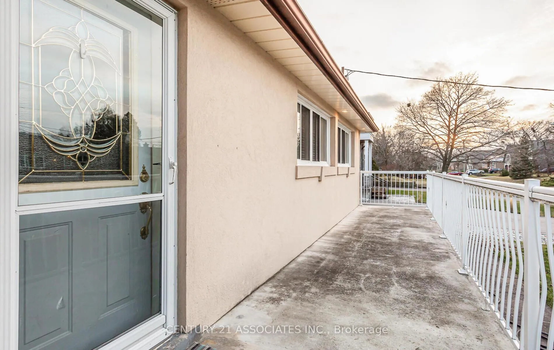 Photo 3 of 1338 Waverly Avenue, Oakville, West — HOMEH