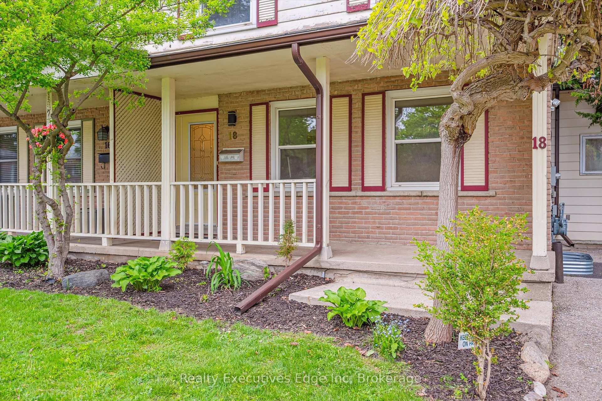 Photo 4 of 18 Windermere Court, Guelph, Riverside Park — HOMEH