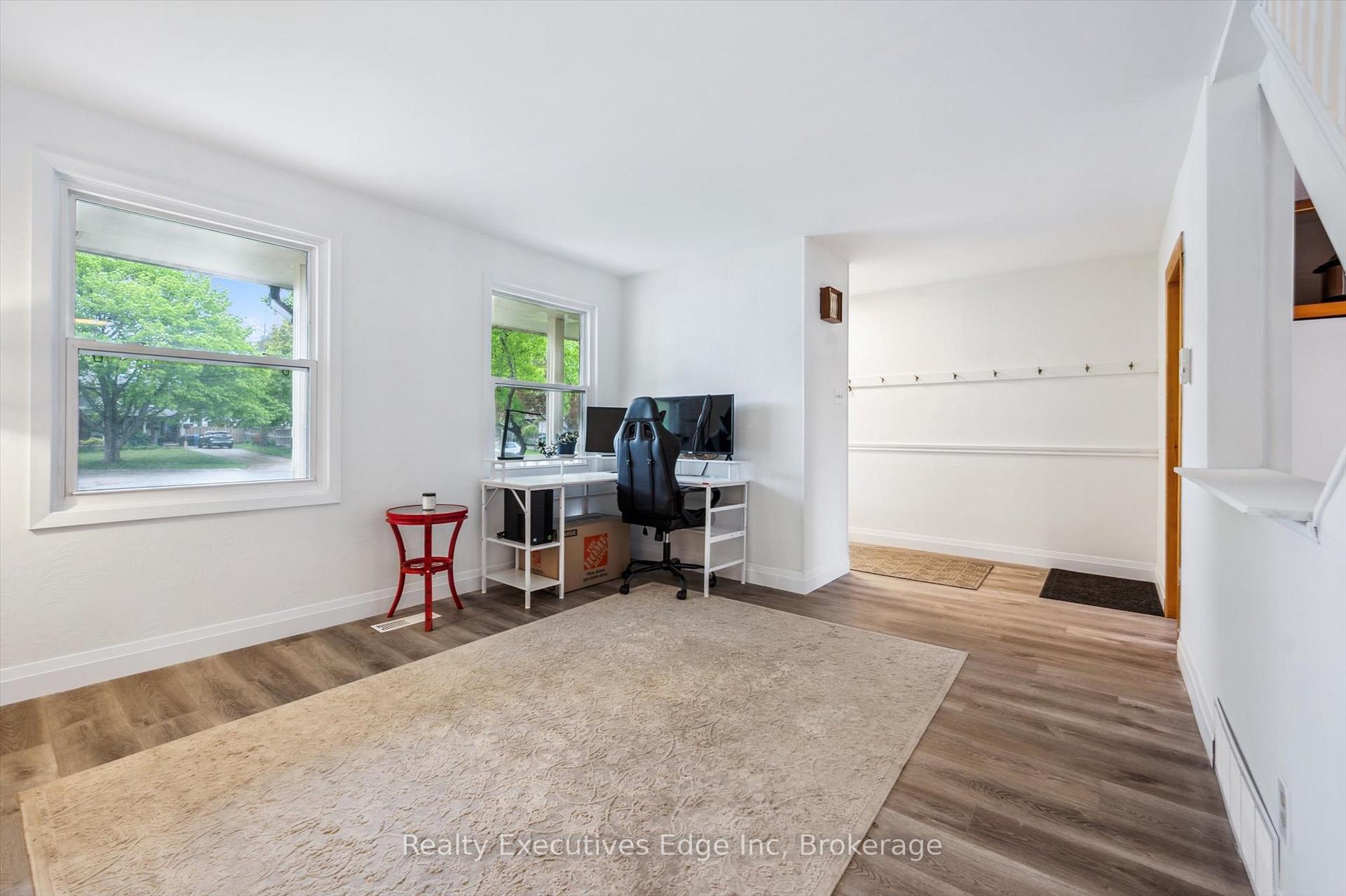 Photo 8 of 18 Windermere Court, Guelph, Riverside Park — HOMEH