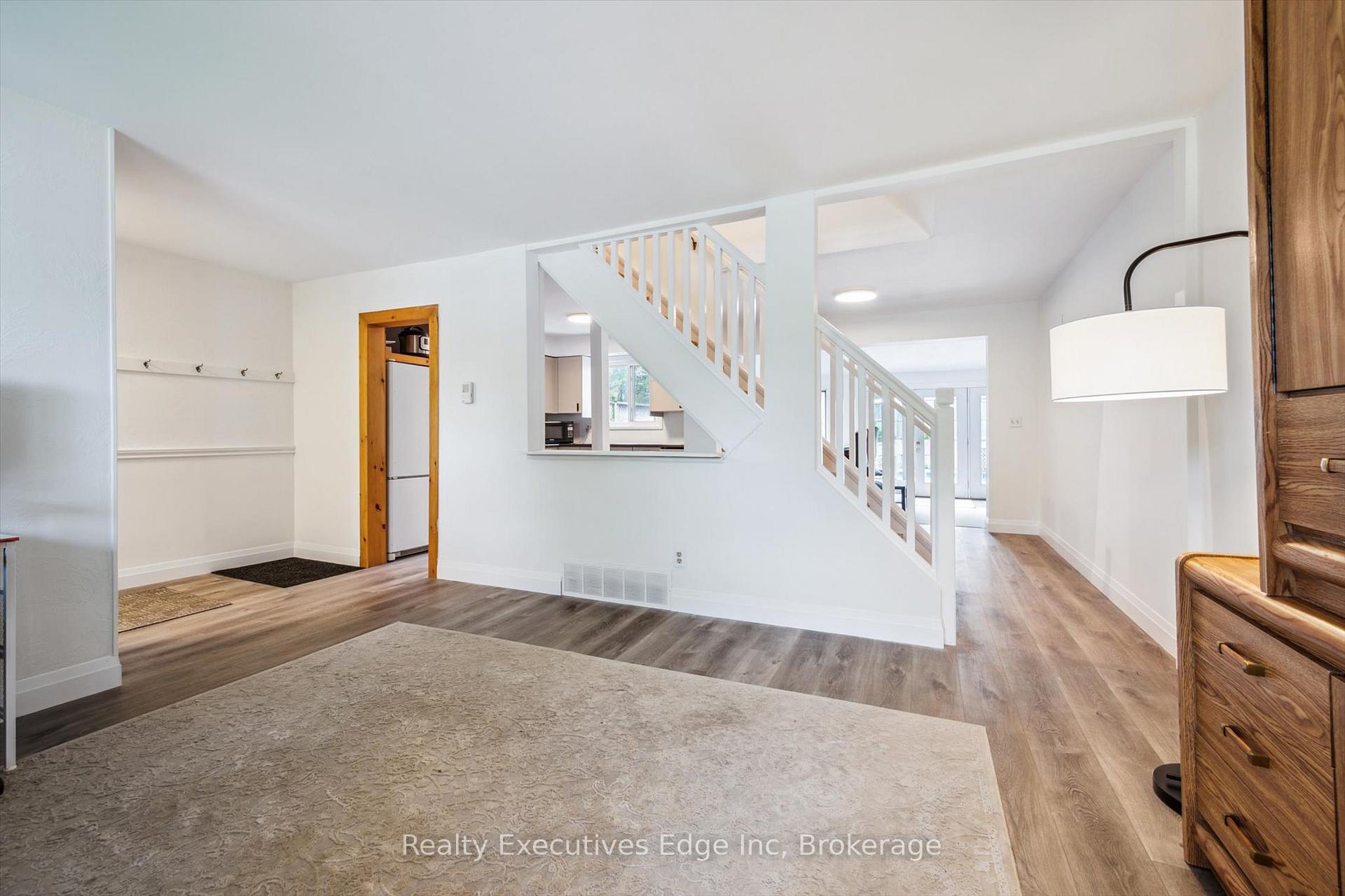 Photo 9 of 18 Windermere Court, Guelph, Riverside Park — HOMEH