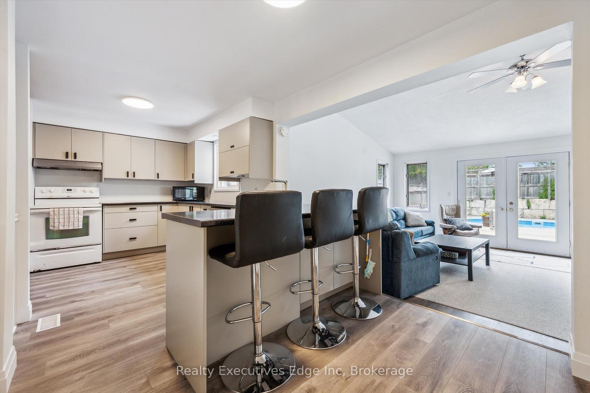 Photo 10 of 18 Windermere Court, Guelph, Riverside Park — HOMEH